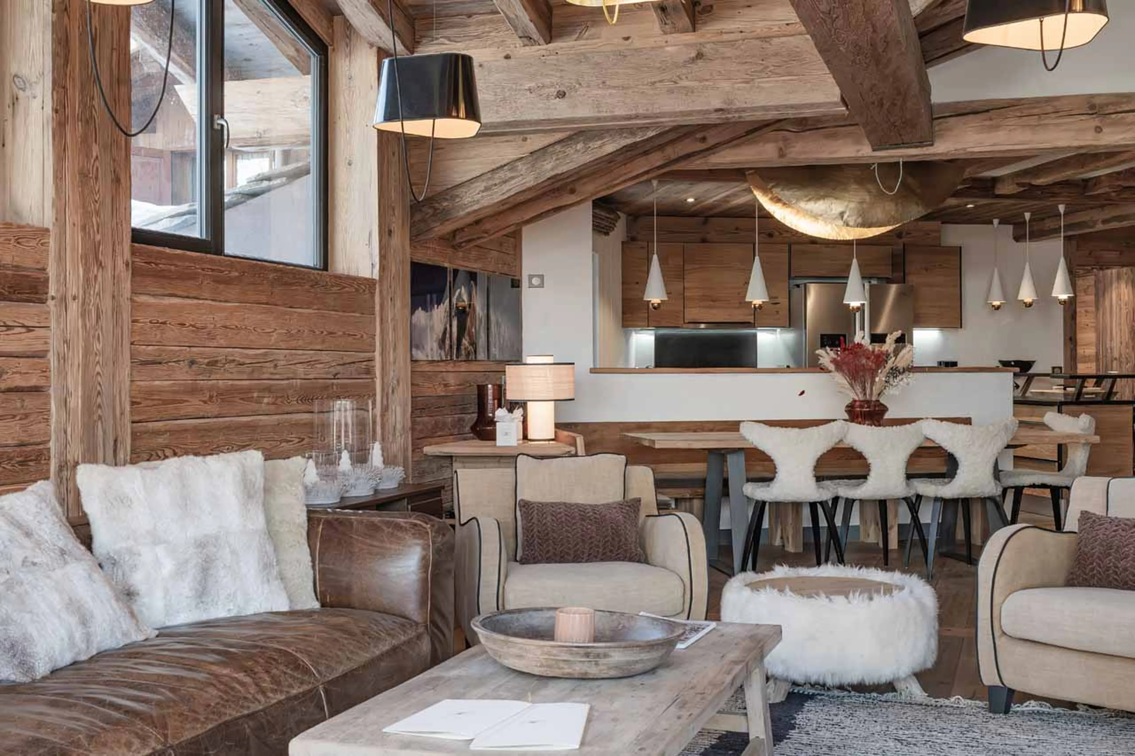 Spacious dining table with bench seating for large groups in Le Penthouse Savoie, Val d'Isere