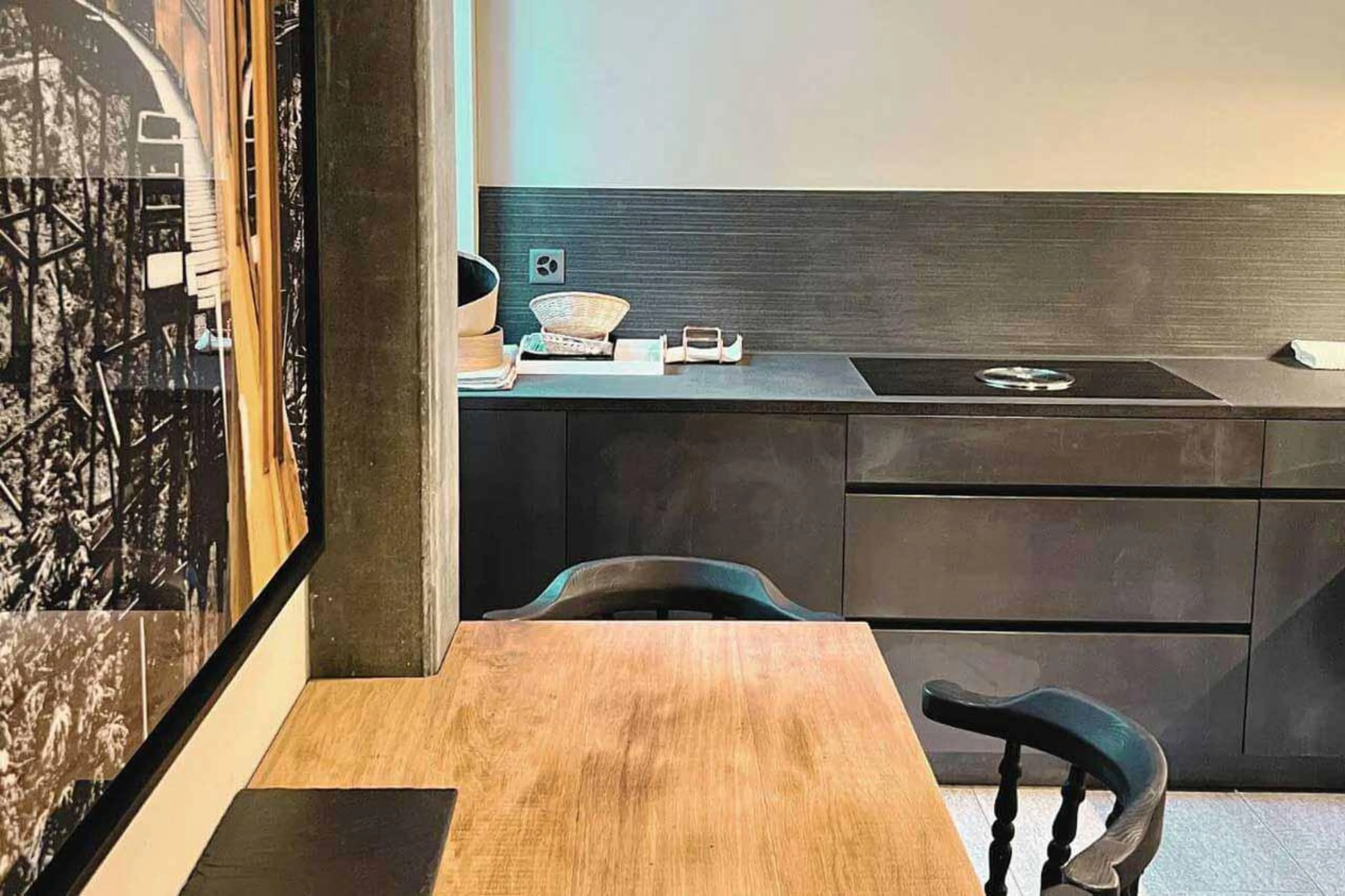 Kitchen and wooden table in Apartment Lain Alpin, St Moritz