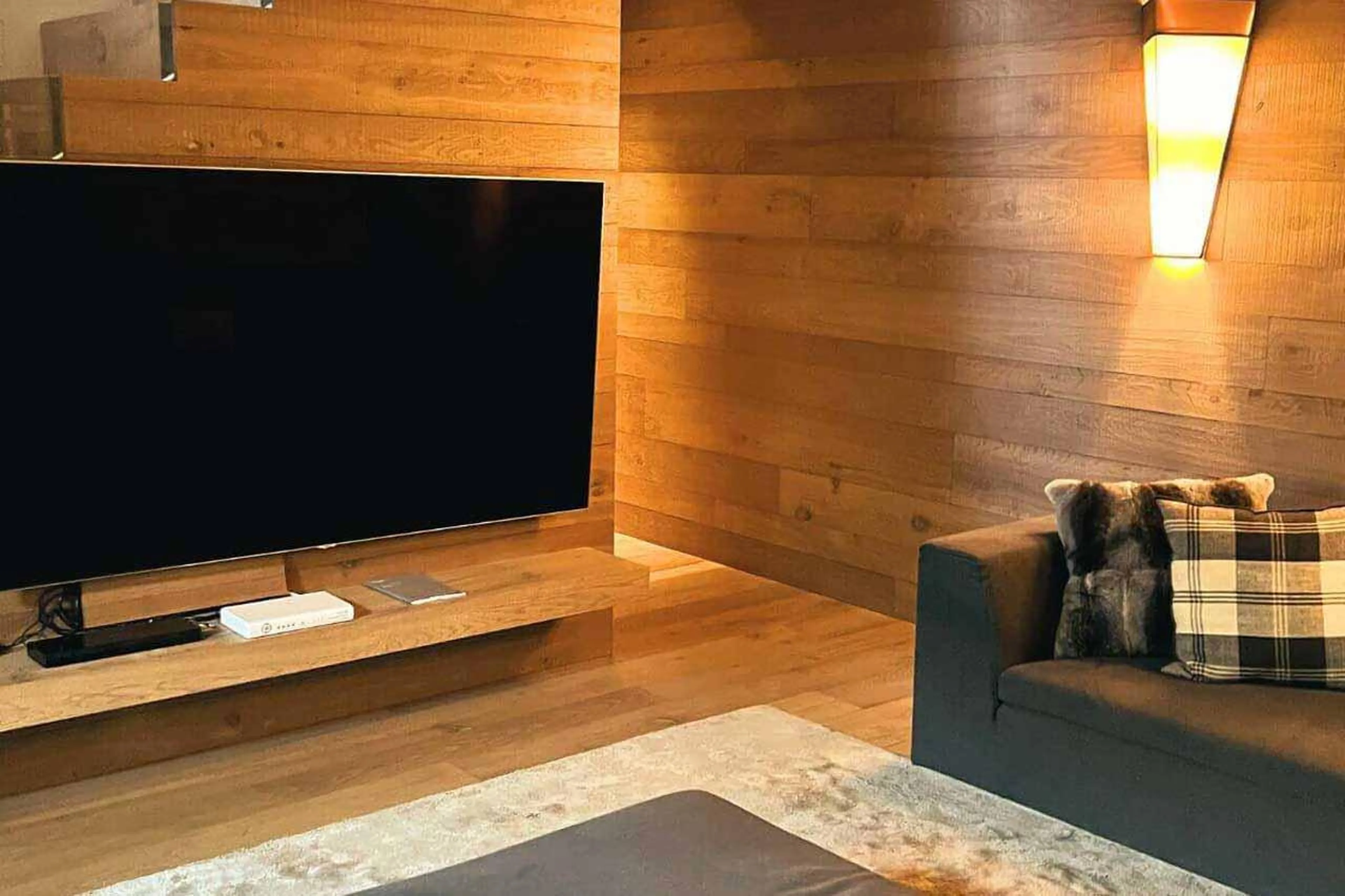TV and sofa in Apartment Lain Alpin, St Moritz