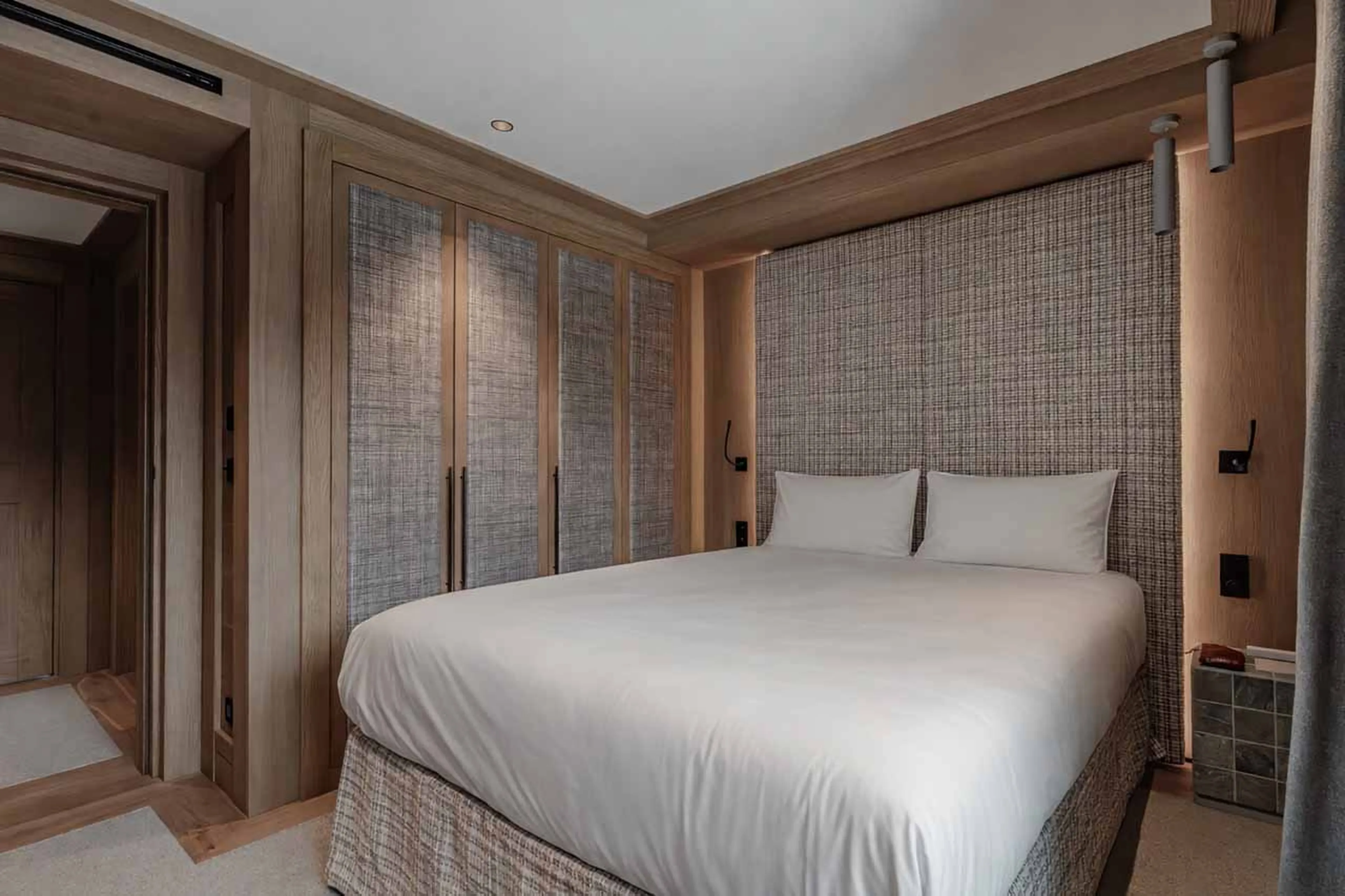 Double bedroom in Le Cinq, Val d'Isere