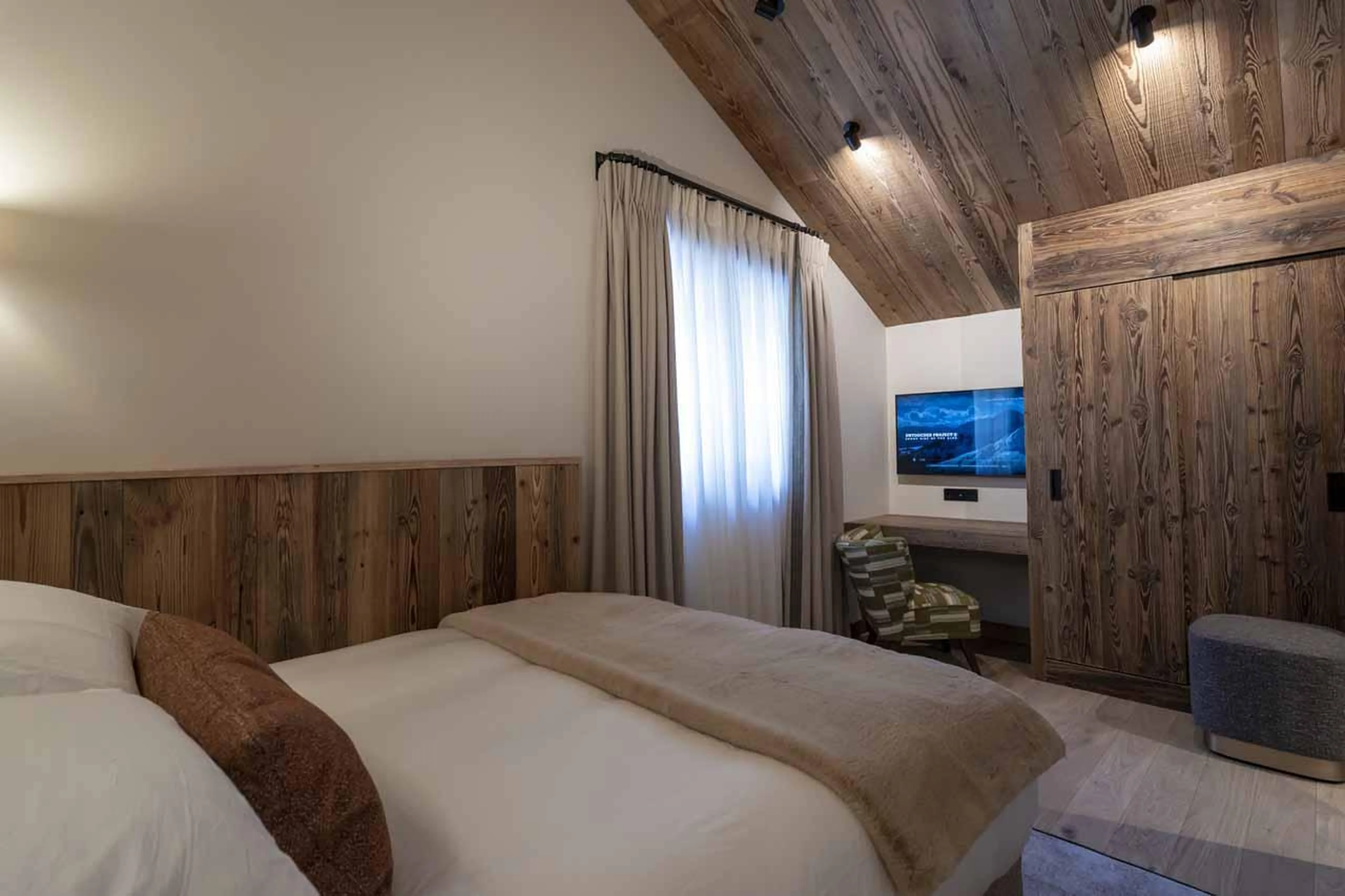 Tv in bedroom at Apartment Le Cygne in Meribel