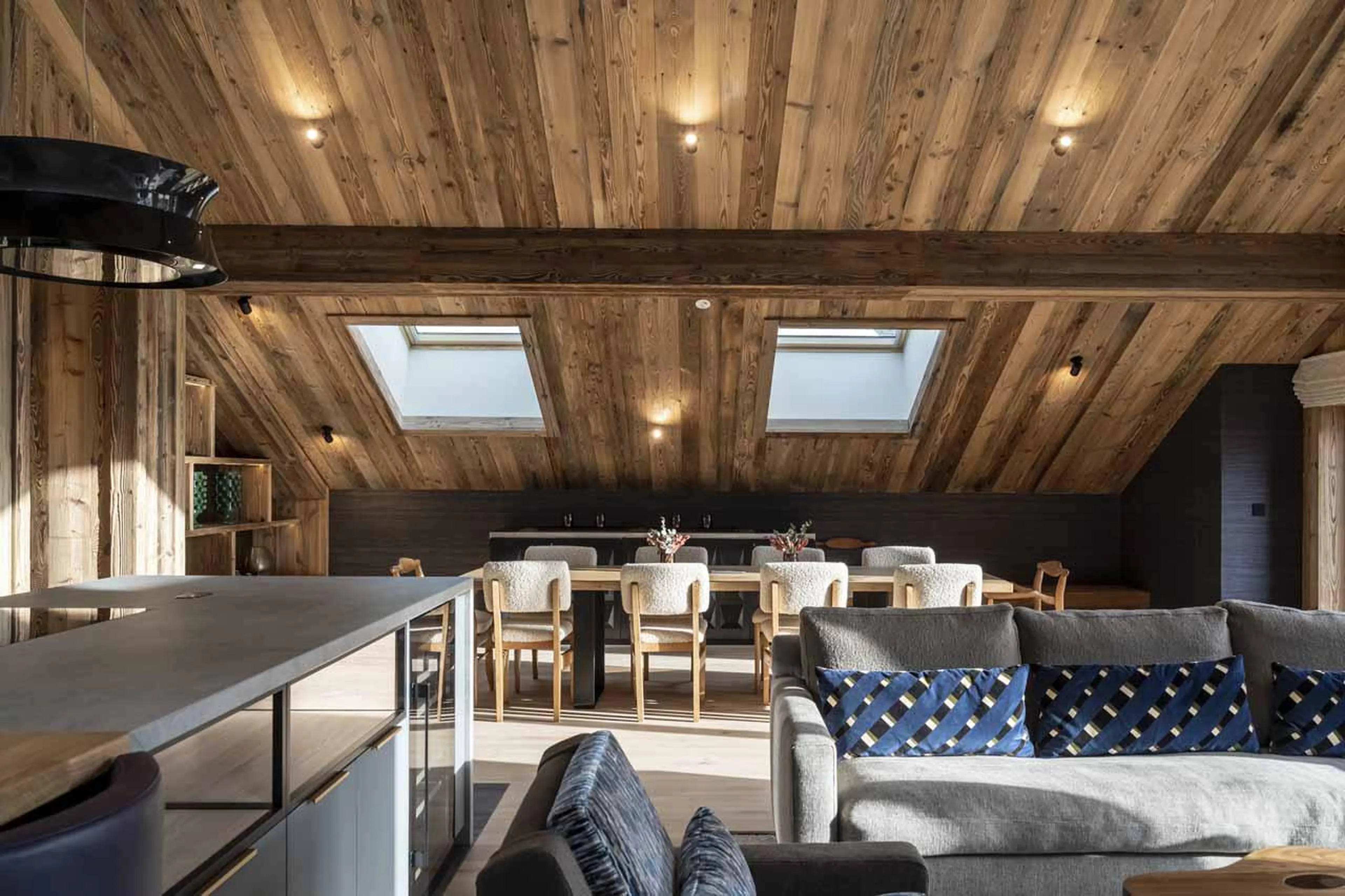 Sofas and dining area at Apartment Le Cygne in Meribel