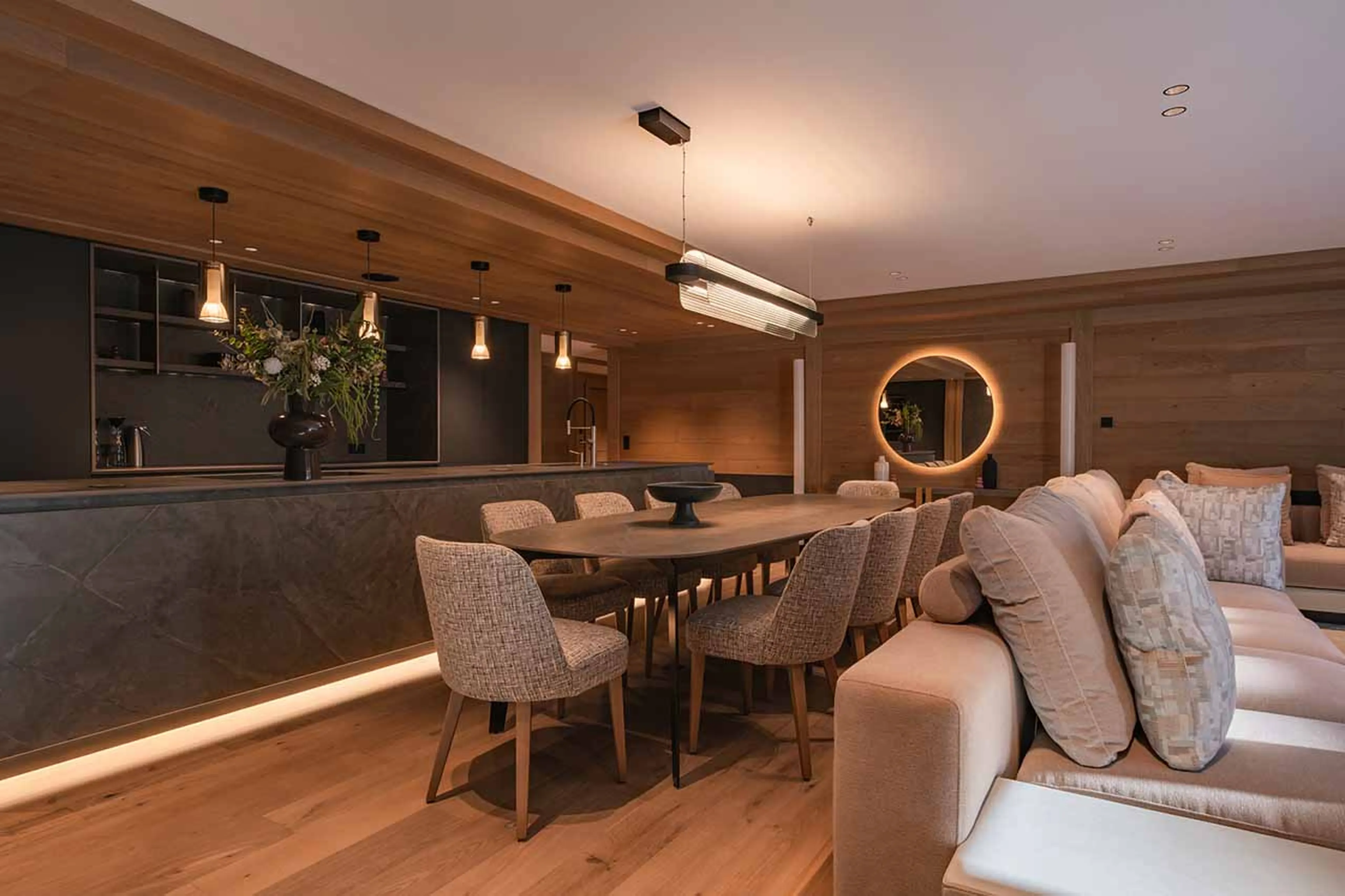Dining area and kitchen of Apartment Le Parc Beaumont in Val d'Isere