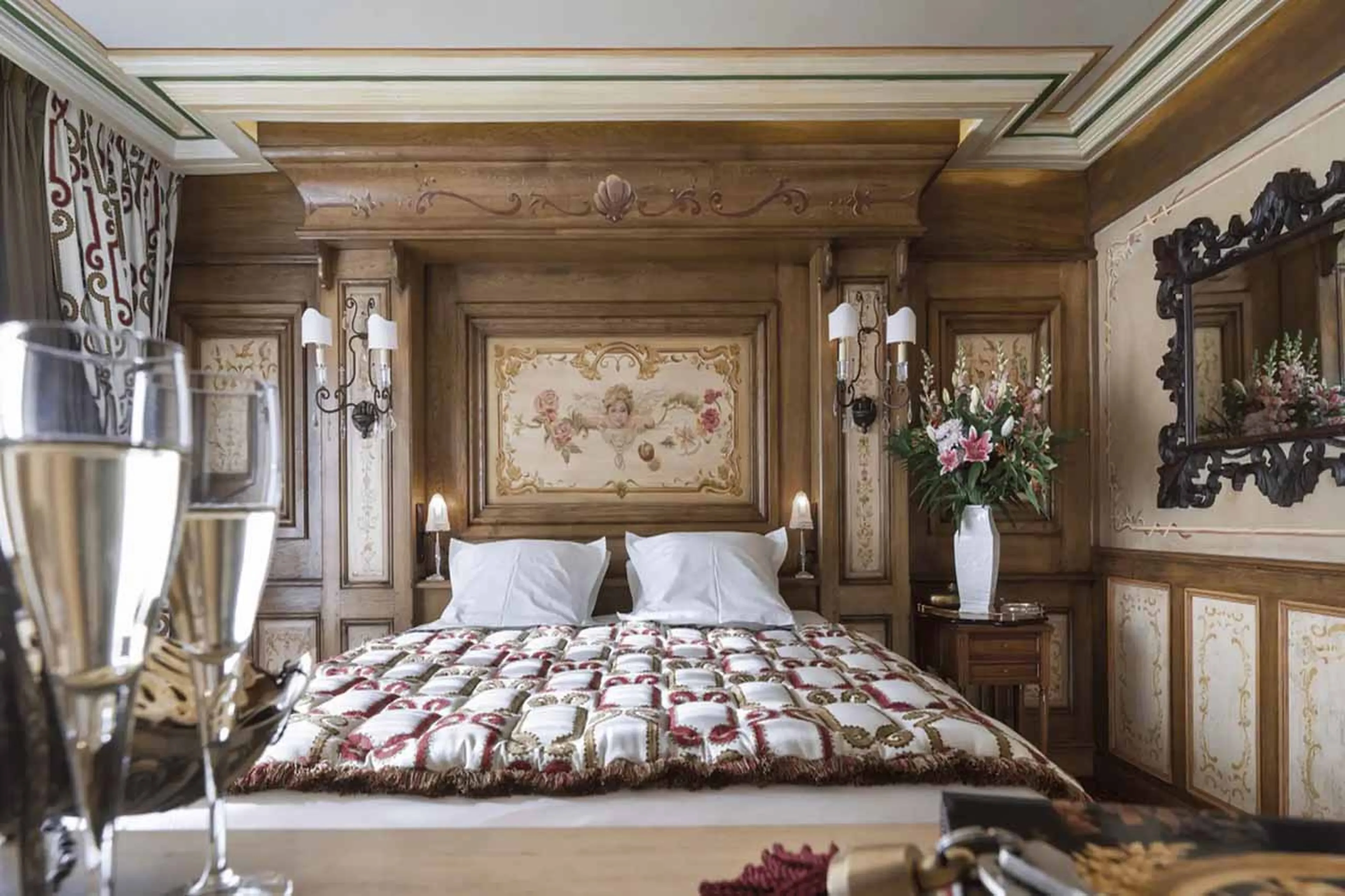 Master double bedroom with balcony access in Apartment Le Refuge, Courchevel 1850