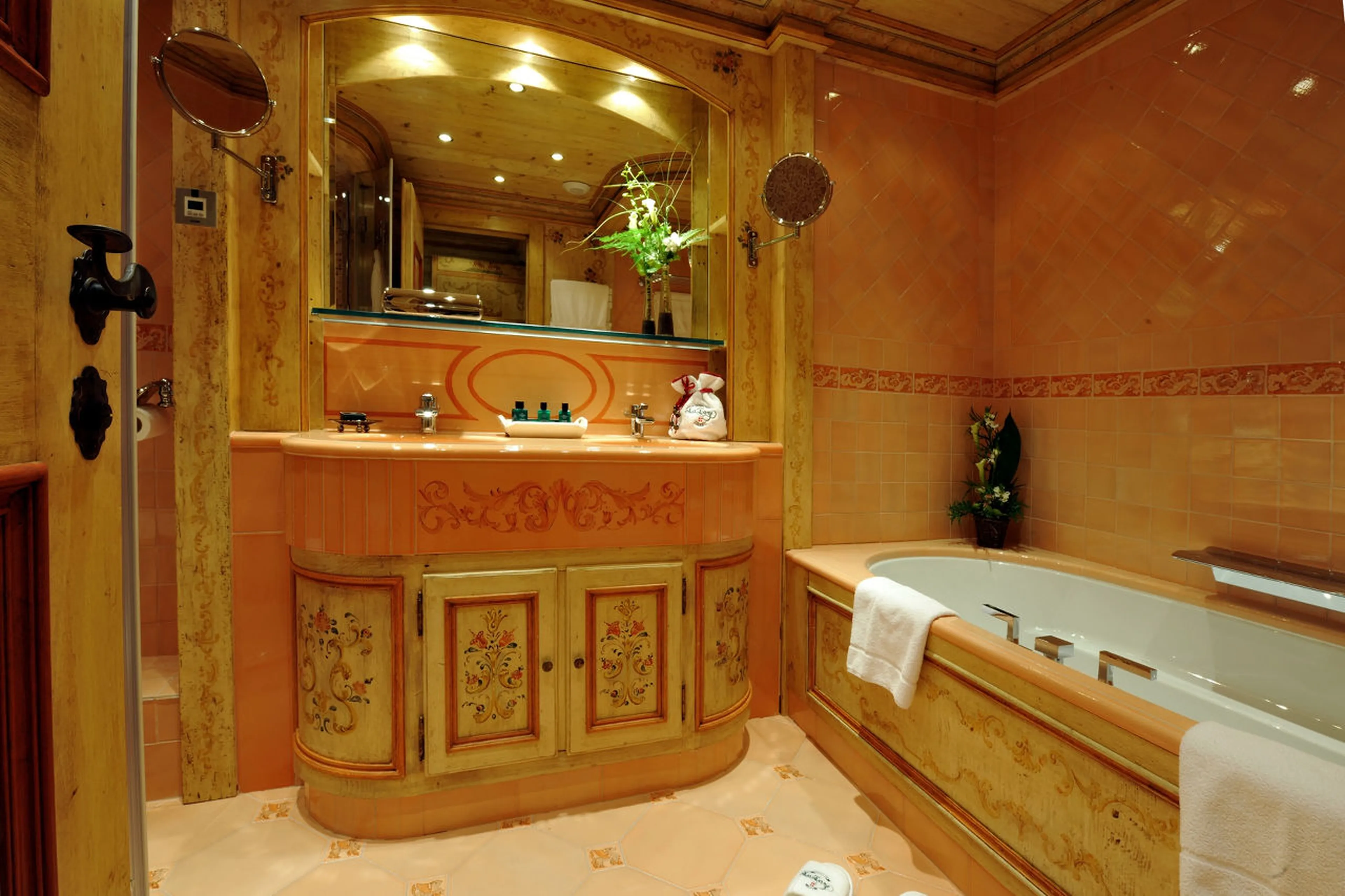 En-suite master bathroom with bath and Hammam-shower in Apartment Le Refuge, Courchevel 1850