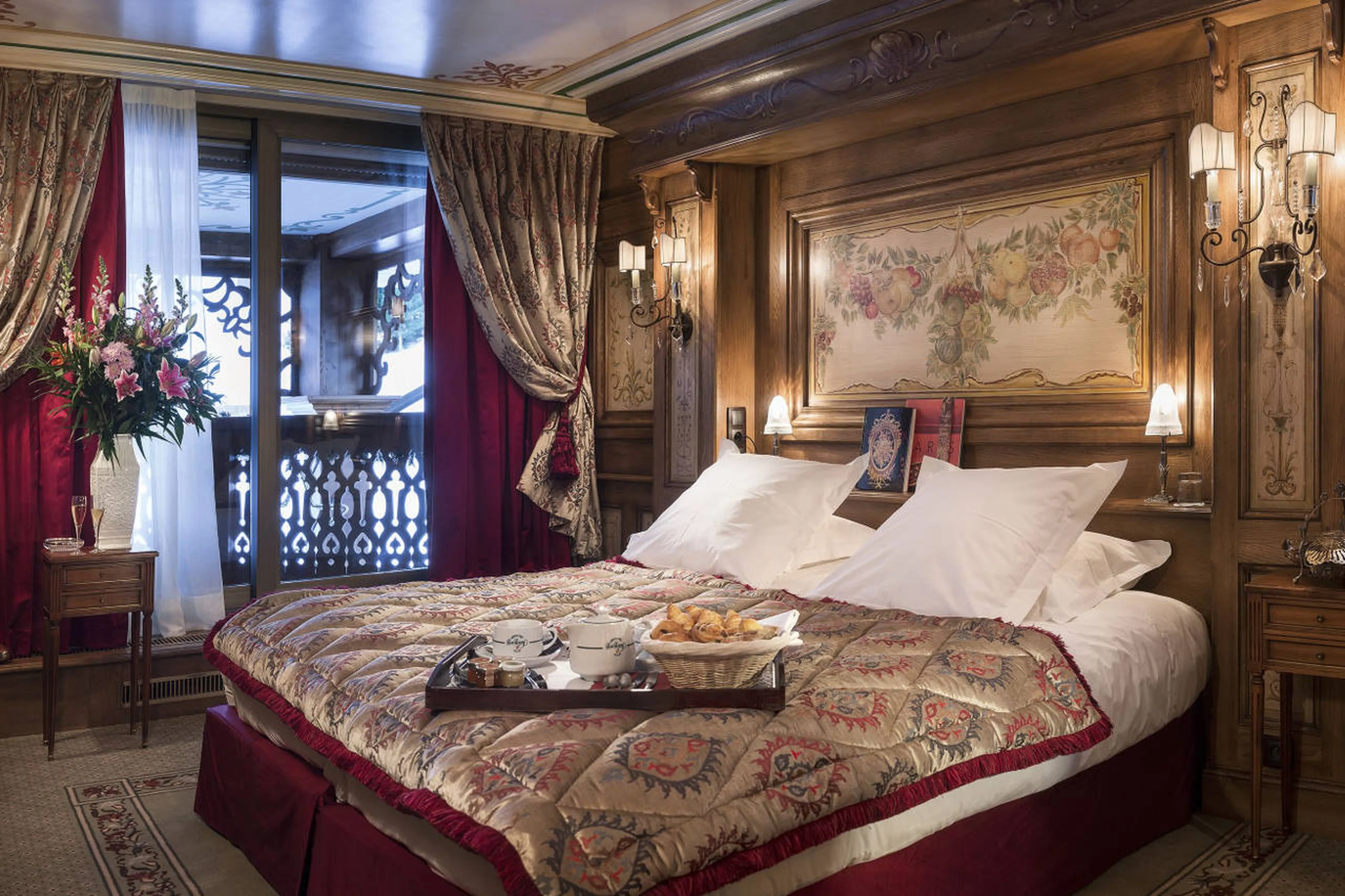 Double en-suite bedroom open to balcony in Apartment Le Refuge, Courchevel 1850