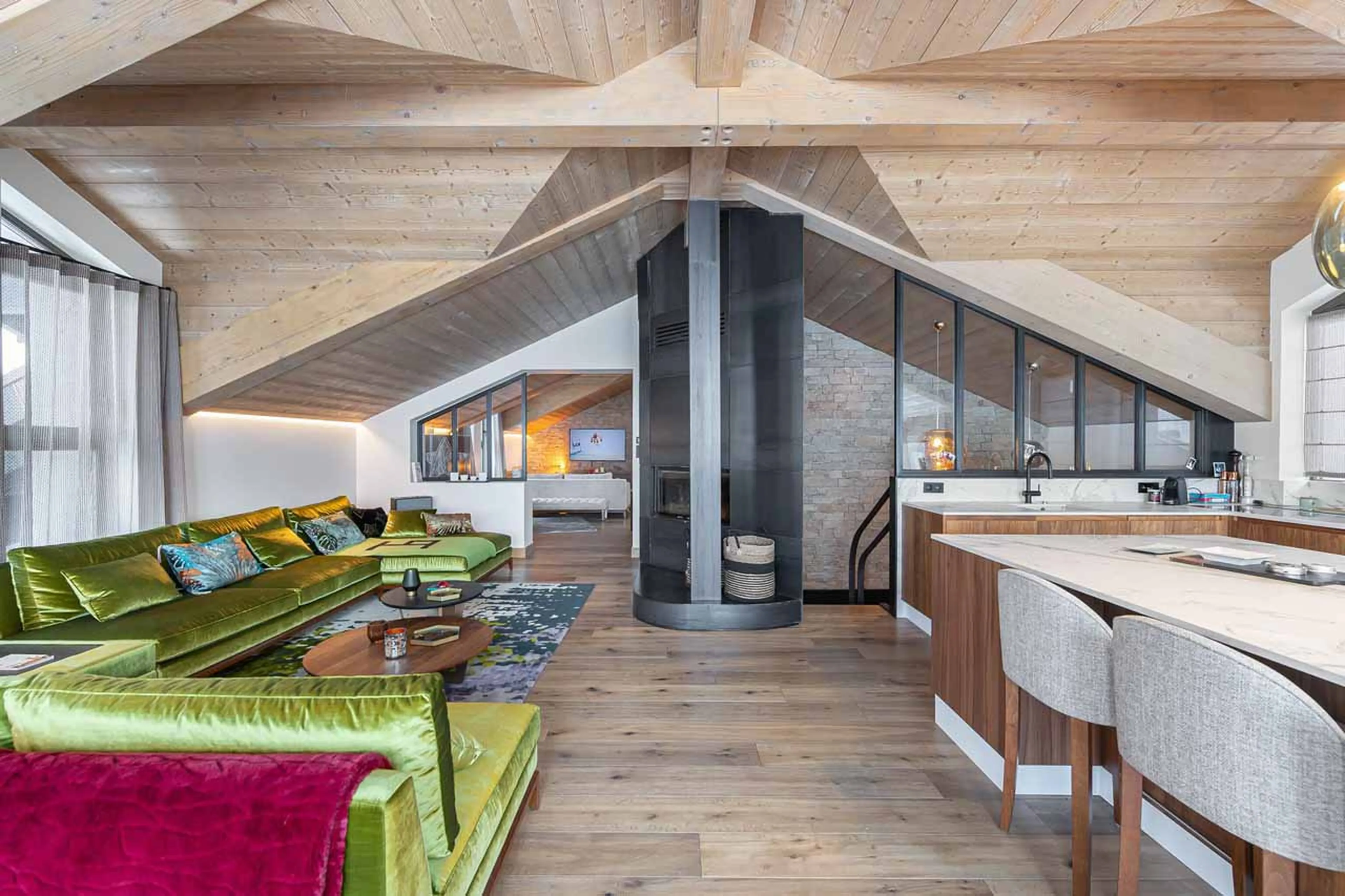 Open-plan living & dining area at Apartment Le Septieme Ciel in Courchevel 1850