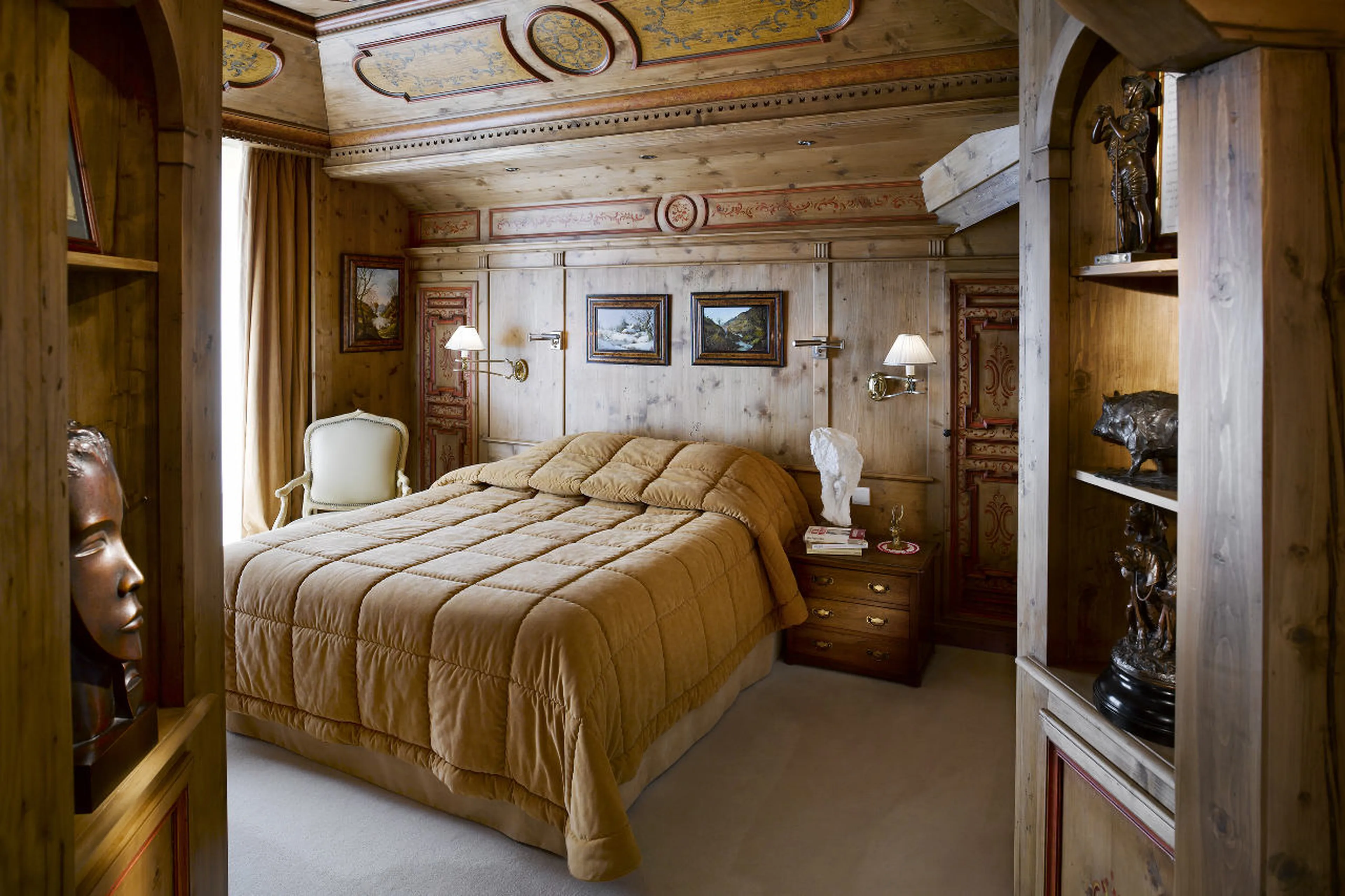 Double en-suite bedroom with access to the balcony of Apartment Le Sommet, Courchevel 1850