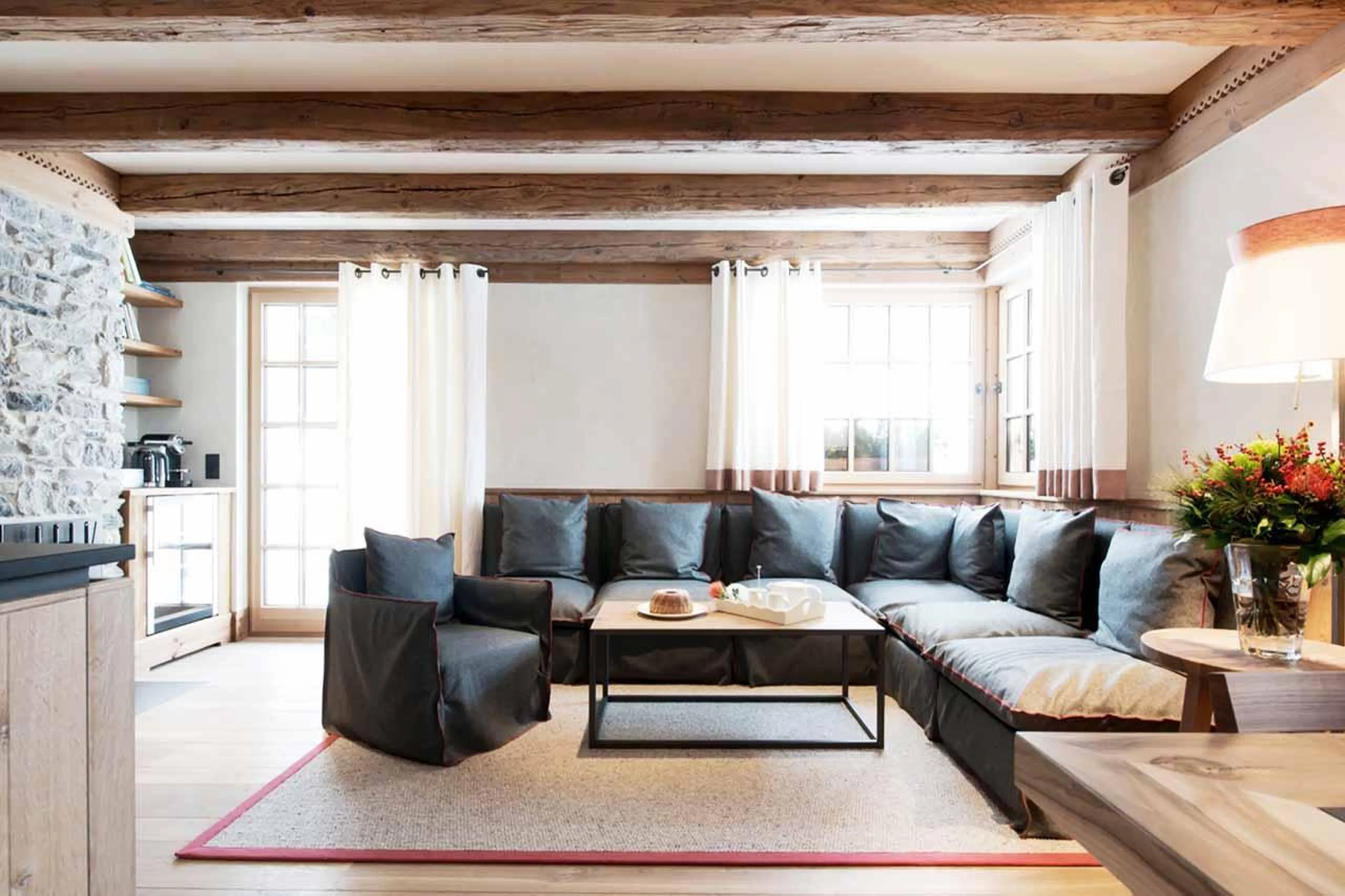 Wrap-around sofa and coffee table in Apartment Lech I, Lech