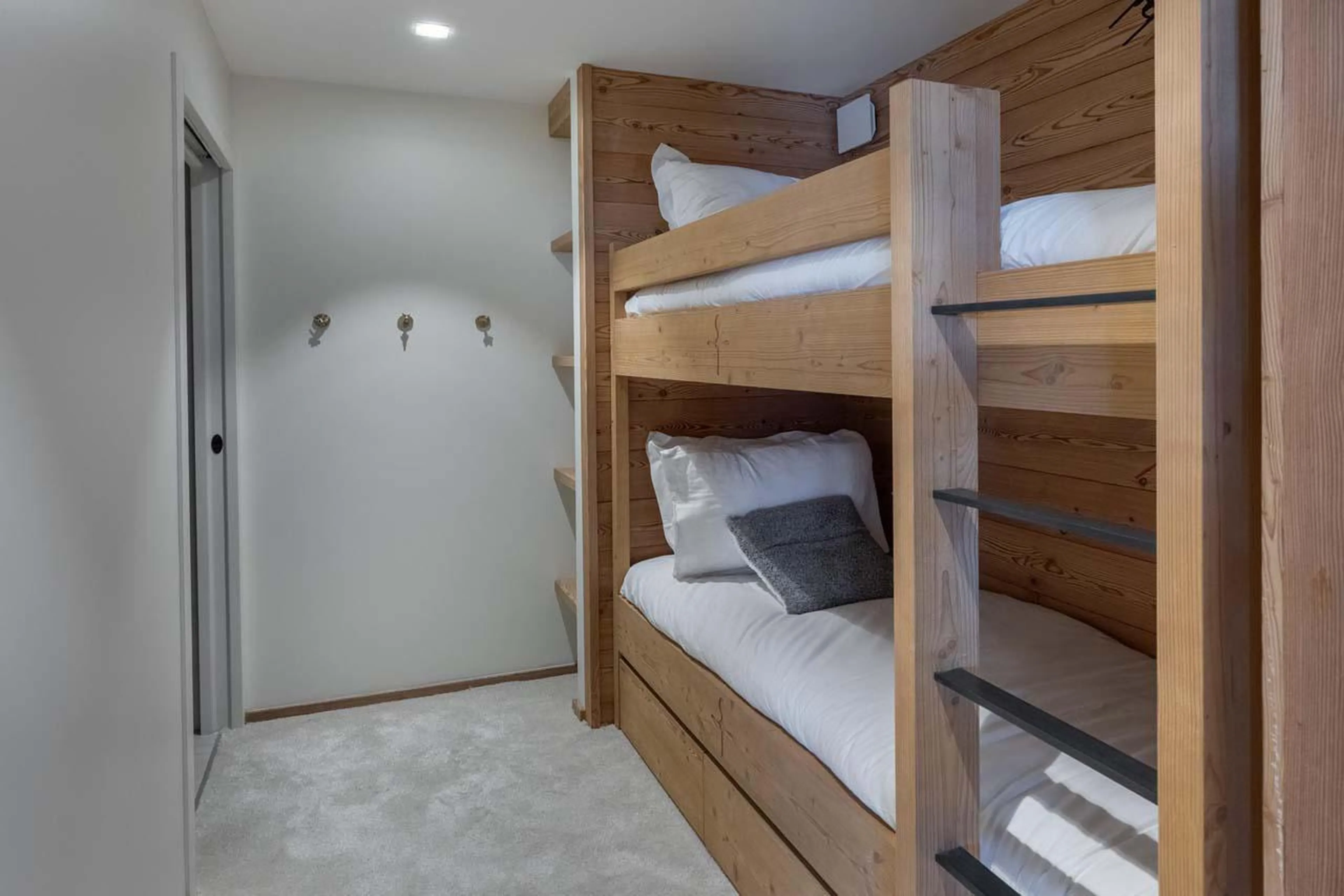 Bunk bedroom accommodating two with en-suite shower room at Apartment Limeo in Courchevel 1850
