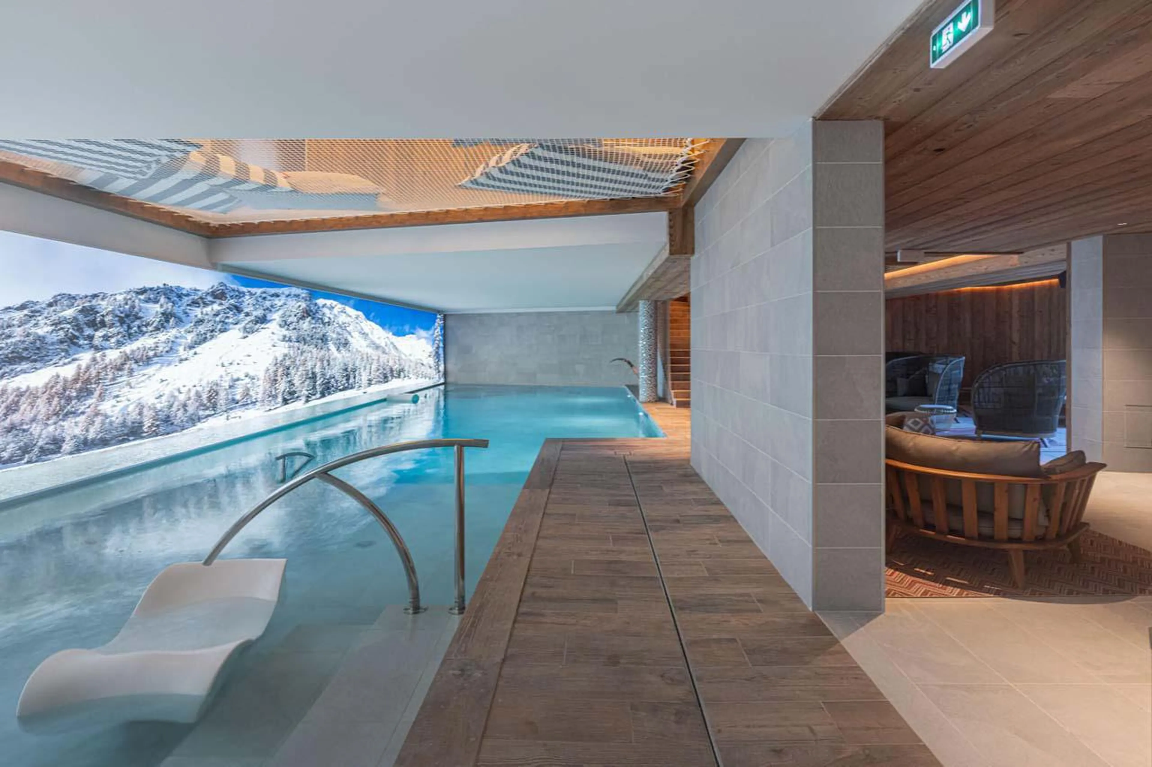 Indoor swimming pool at Apartment Limeo in Courchevel 1850