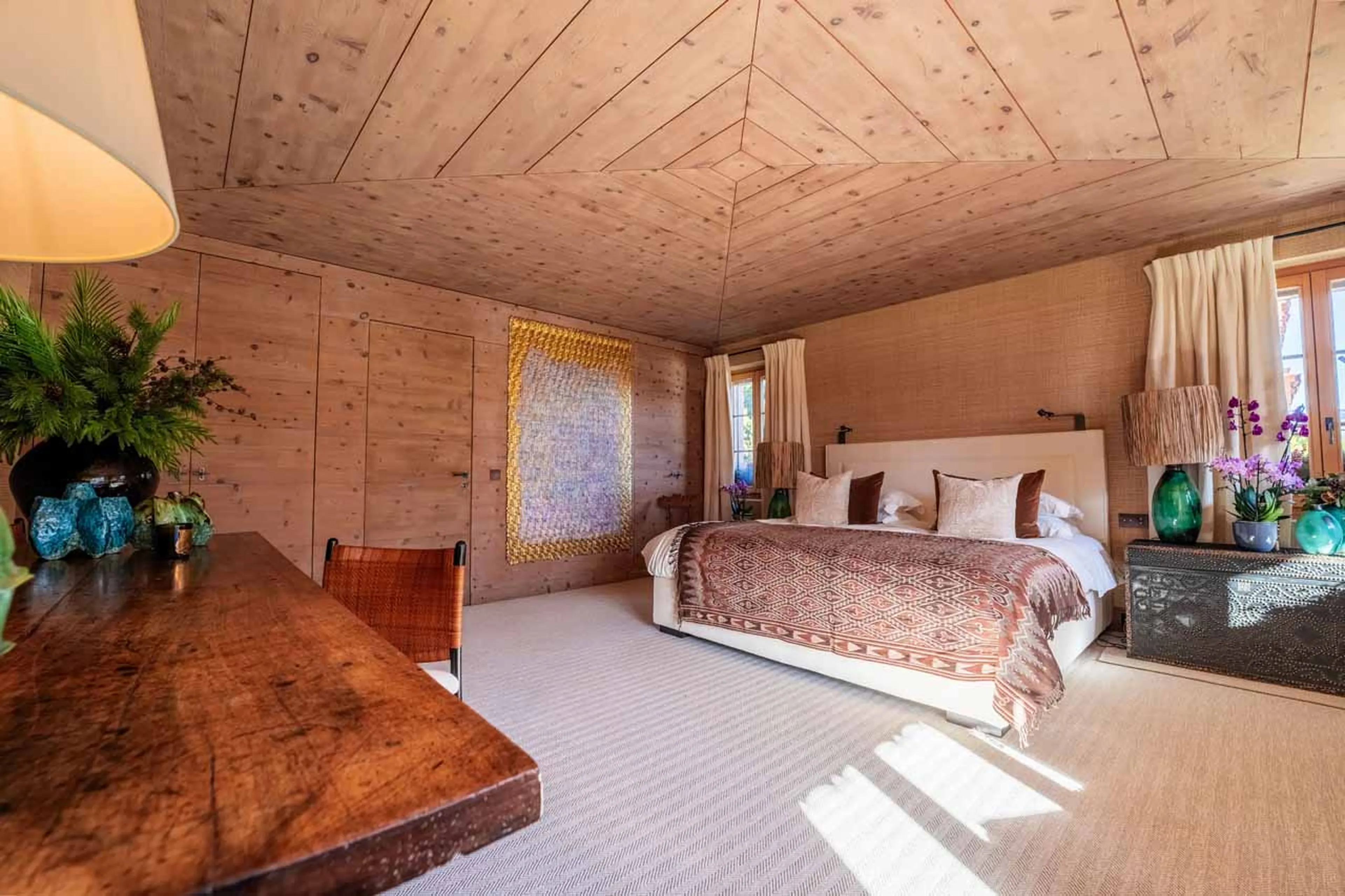 Bedroom 2 desk at Apartment Luna in Gstaad