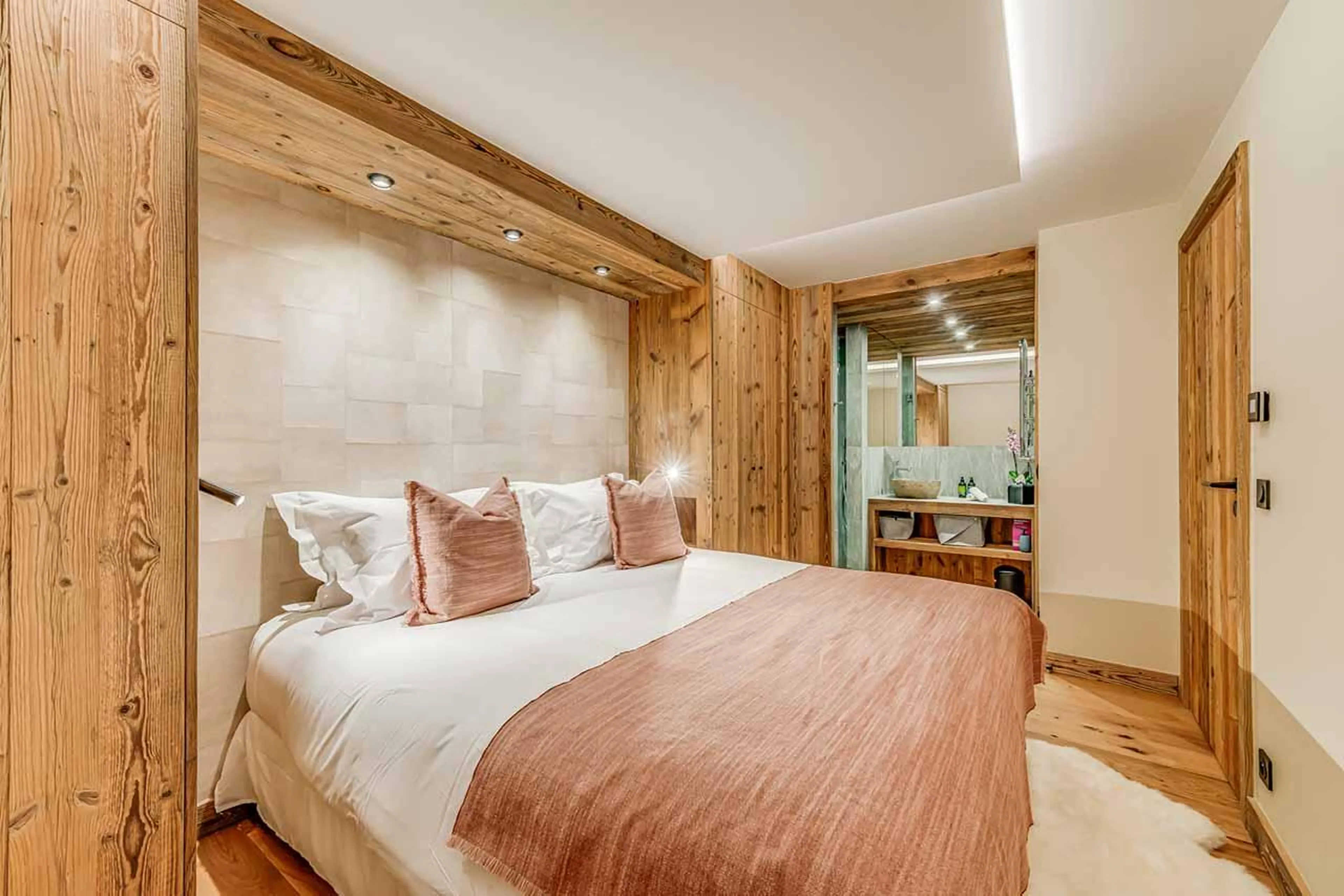 Double bedroom with built-in wardrobes in Apartment Luna, Val d'Isere