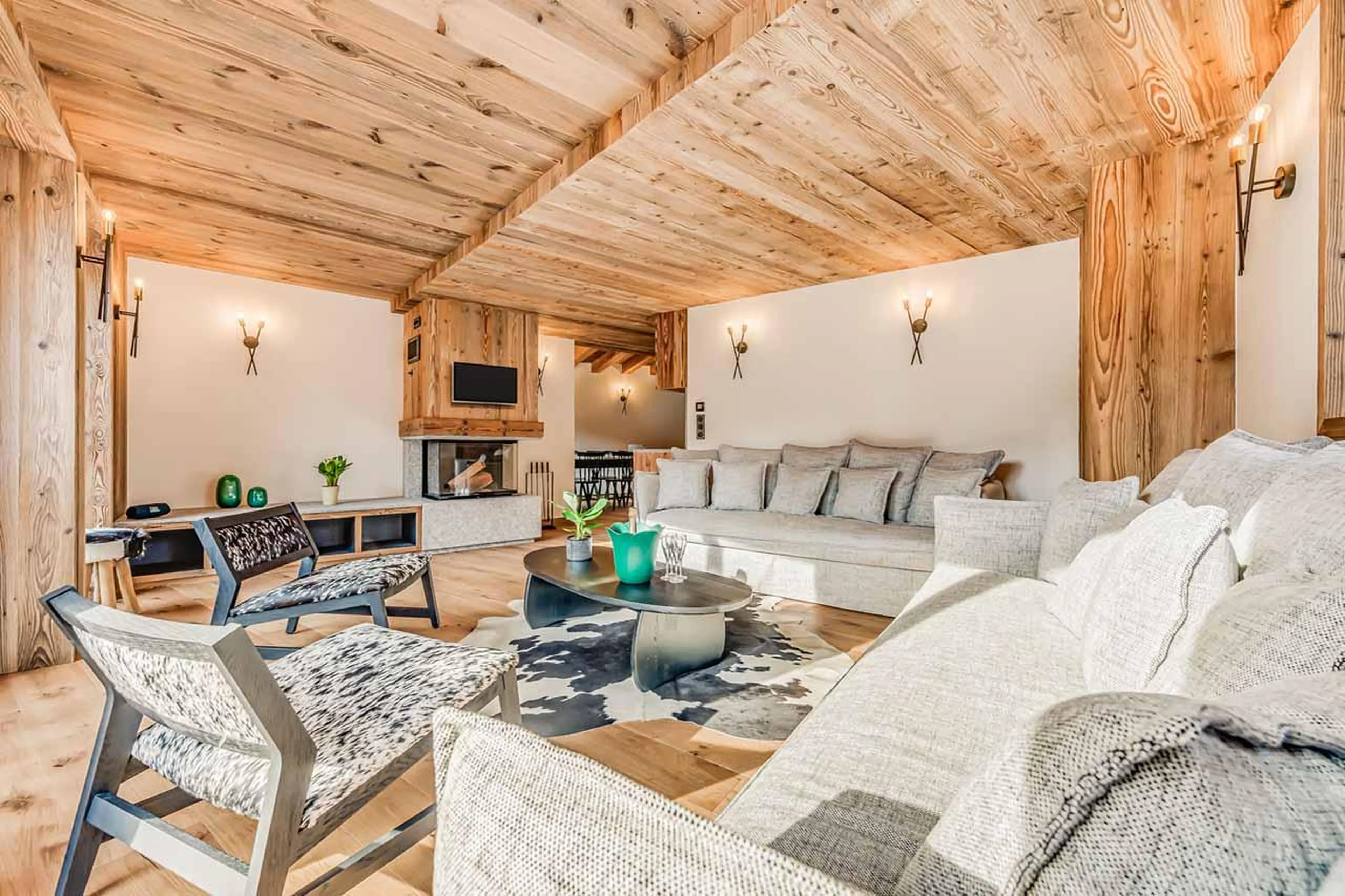 Living area with sofas and fireplace in Apartment Luna, Val d'Isere