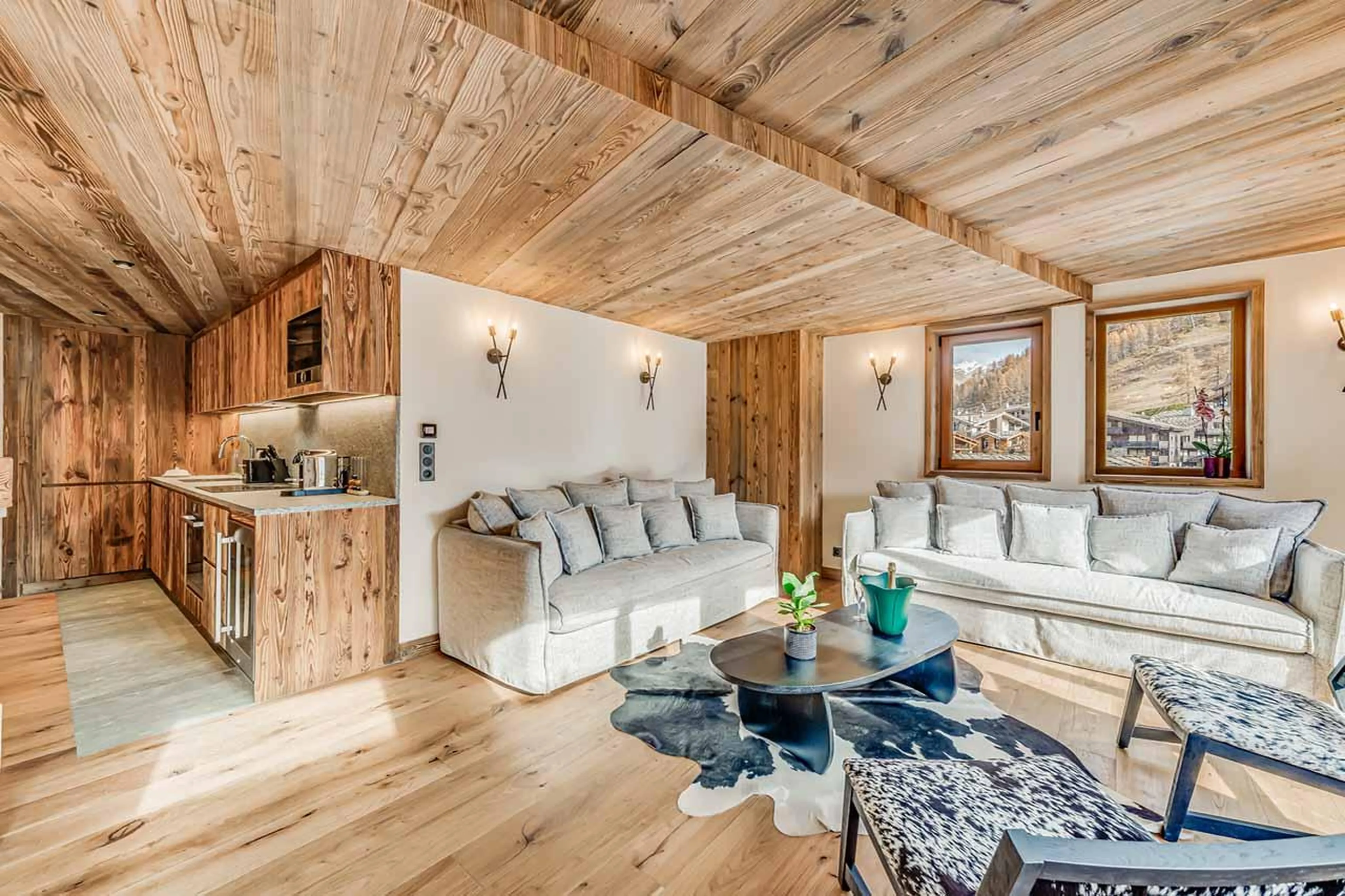 Open-plan kitchen and living area in Apartment Luna, Val d'Isere