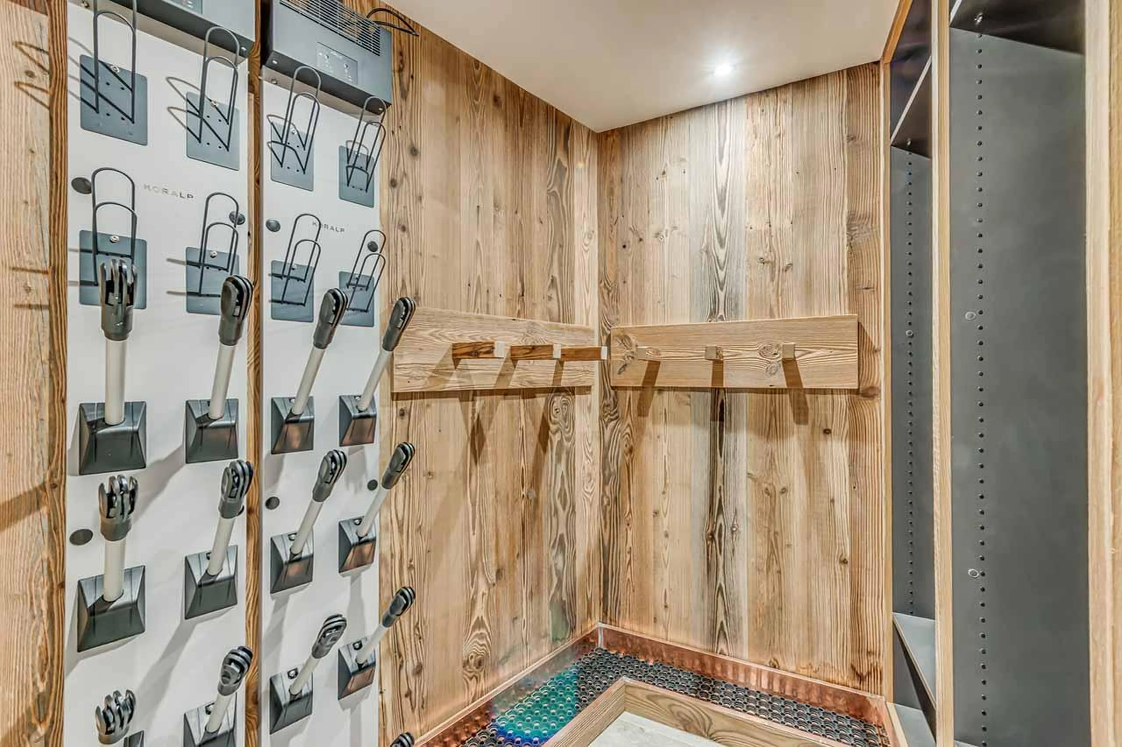 Ski room with heated boot racks in Apartment Luna, Val d'Isere