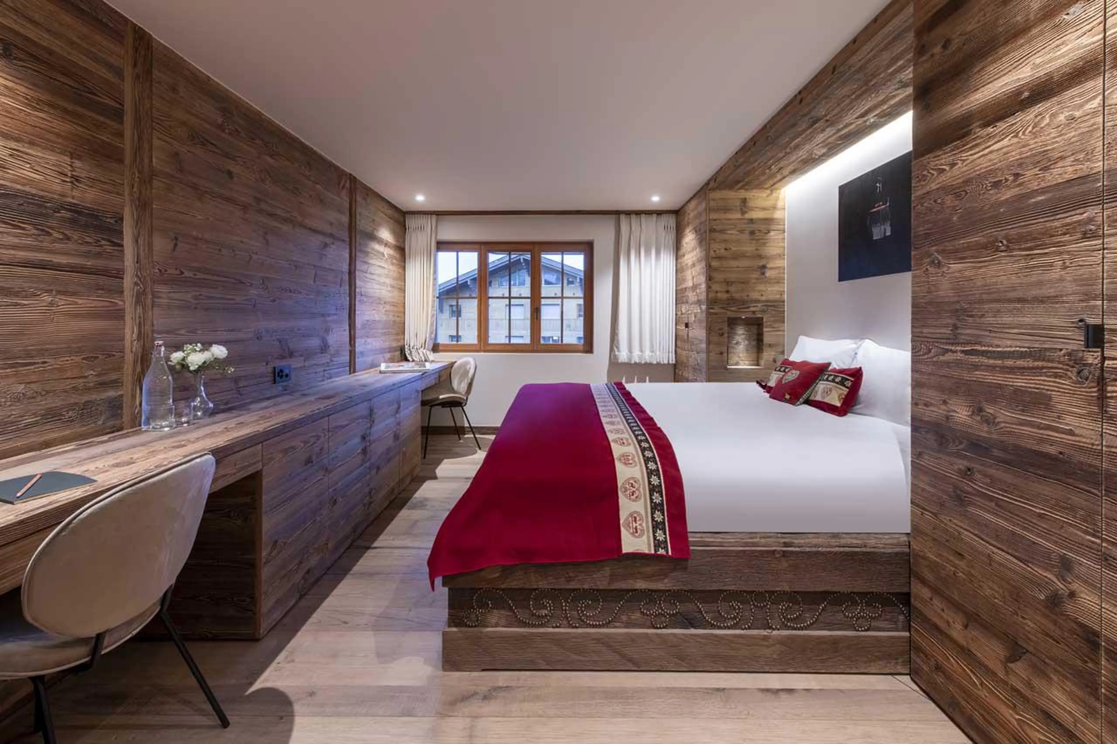 Master double bedroom with desk area and en-suite bathroom at Apartment Lussy in Verbier