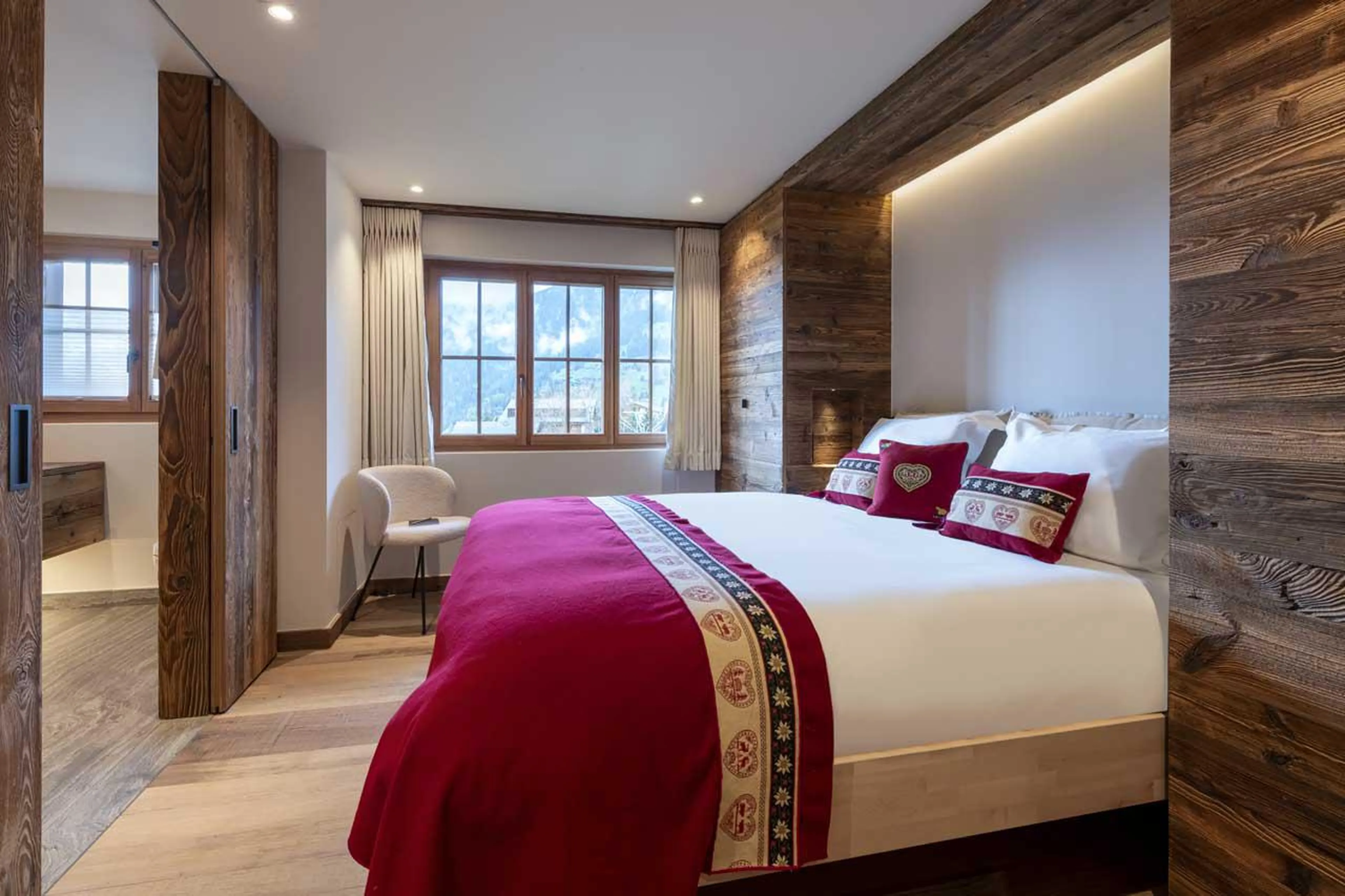 Double bedroom with en-suite shower room at Apartment Lussy in Verbier