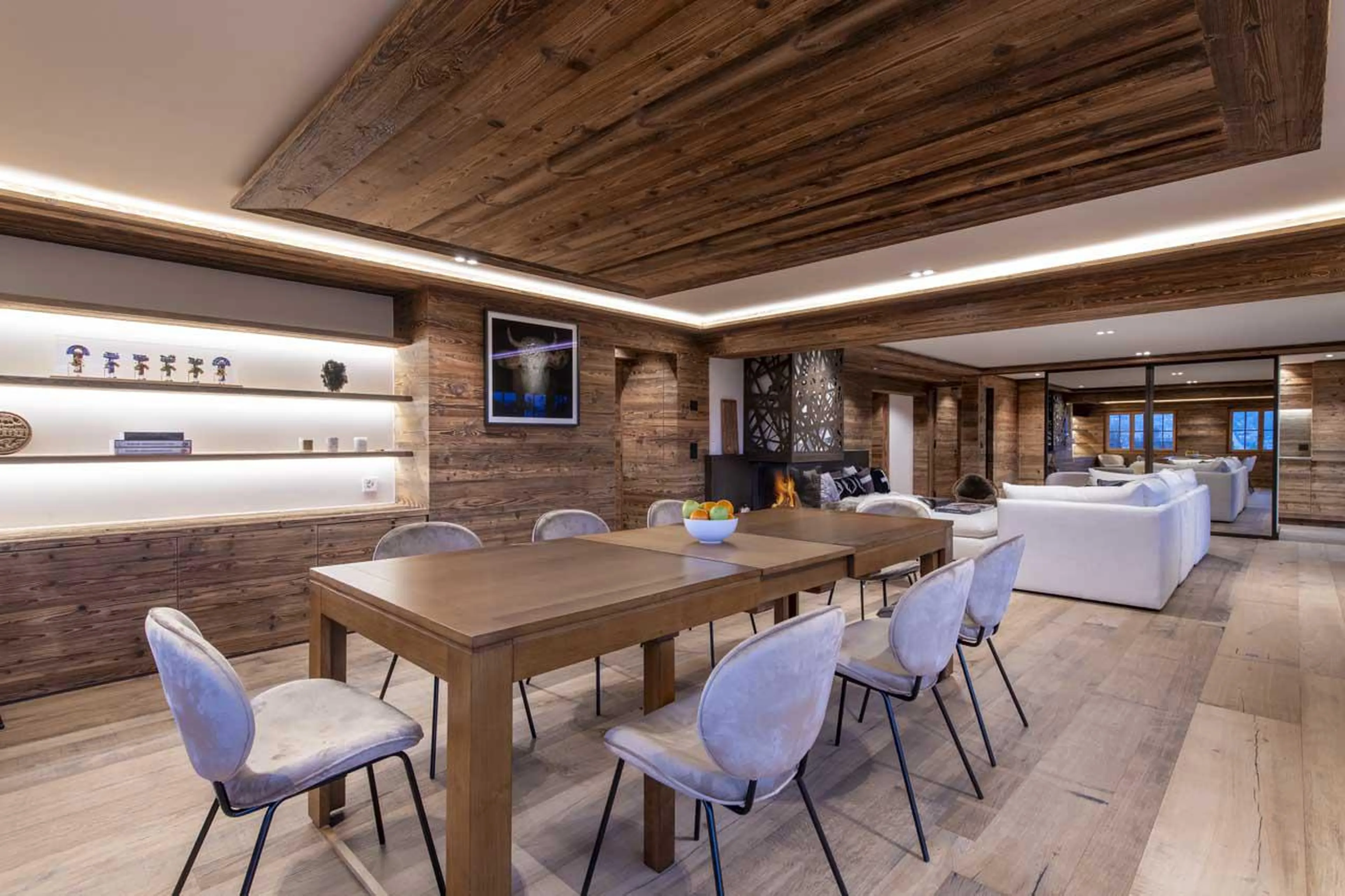 Spacious dining table at Apartment Lussy in Verbier