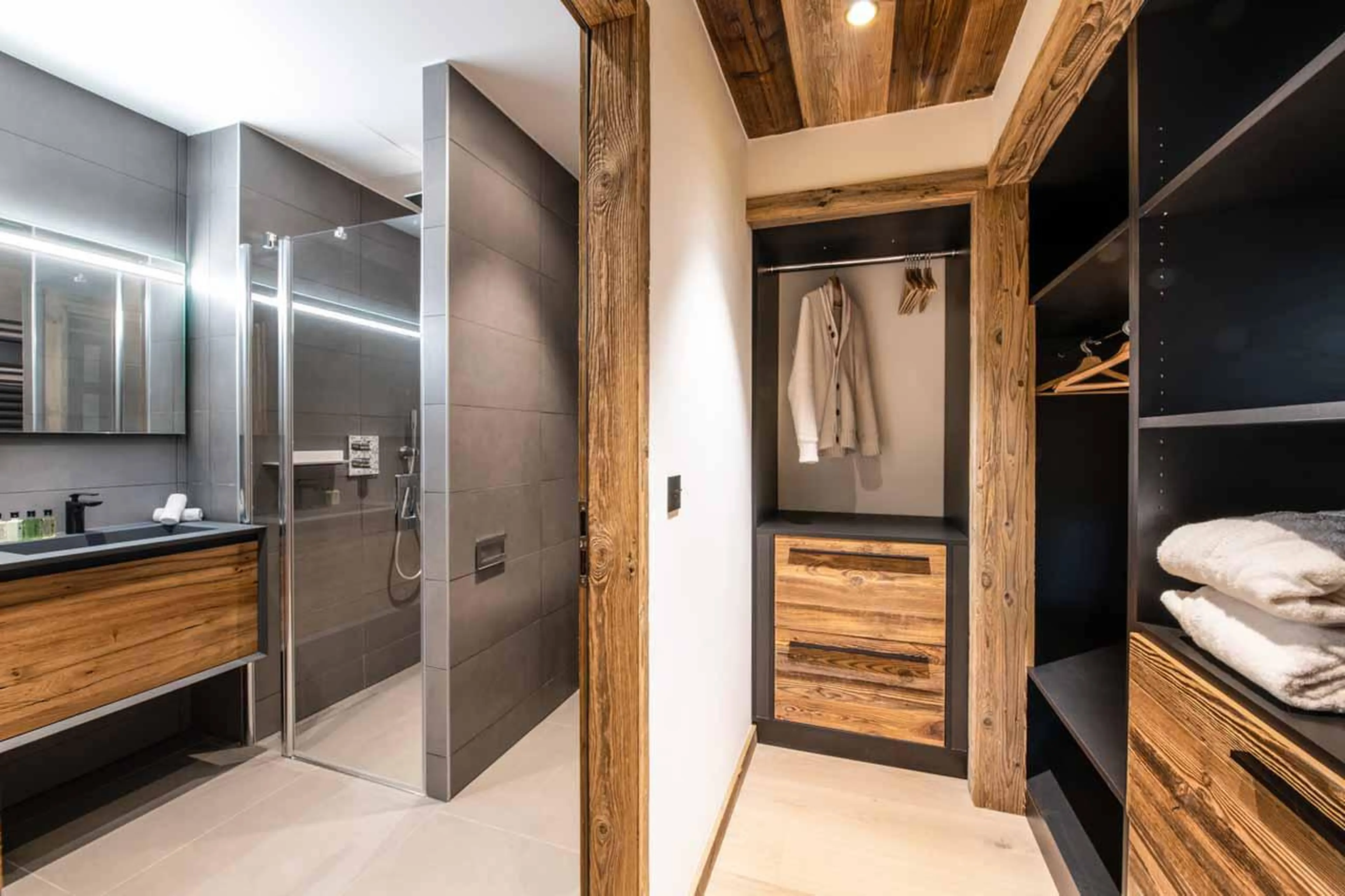 Dressing area and en-suite shower room at Apartment Makalu in Courchevel 1650