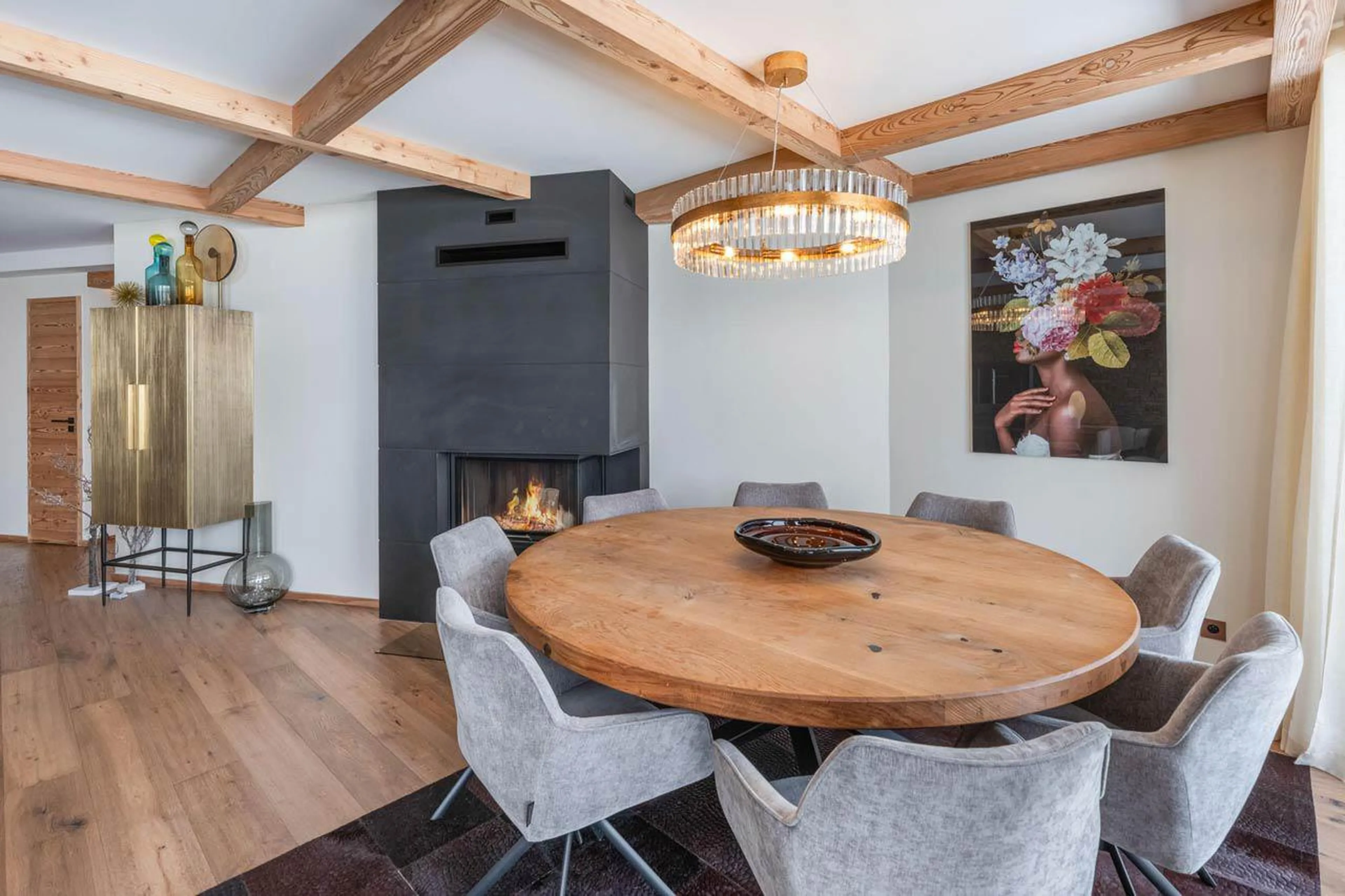 Dining table and fireplace in Apartment Mistero in Courchevel 1850