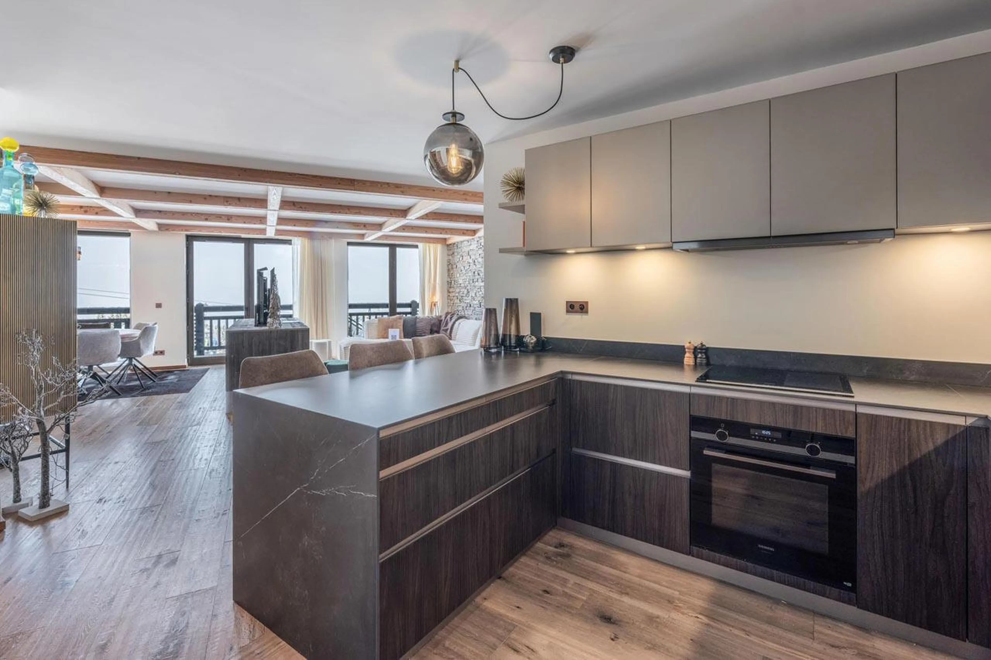 Open-plan kitchen in Apartment Mistero in Courchevel 1850