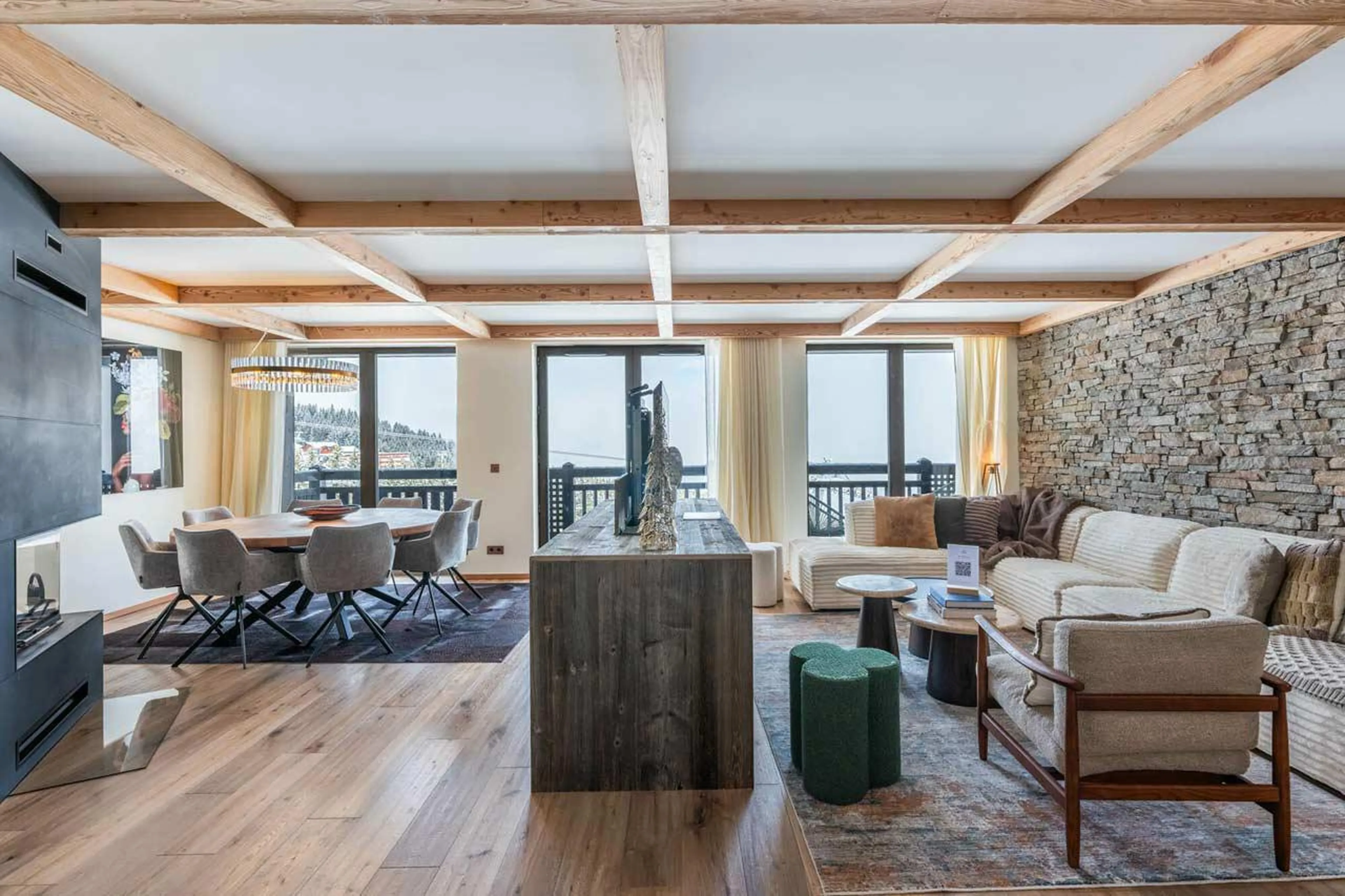 Open-plan living area with comfortable sofas and dining tablat Apartment Mistero in Courchevel 1850
