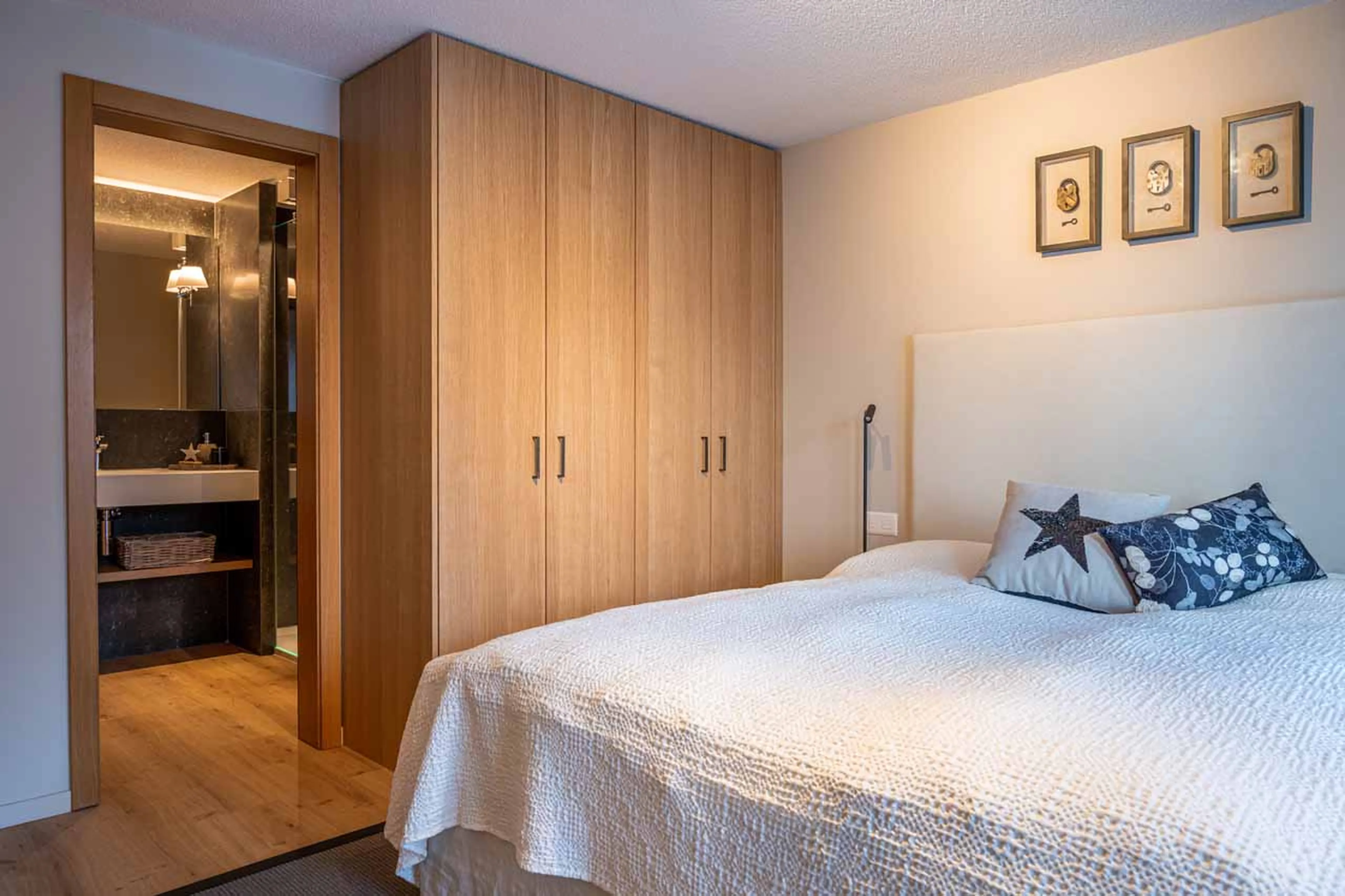 Wardrobe and shower room in bedroom at Apartment Nabucco in Zermatt