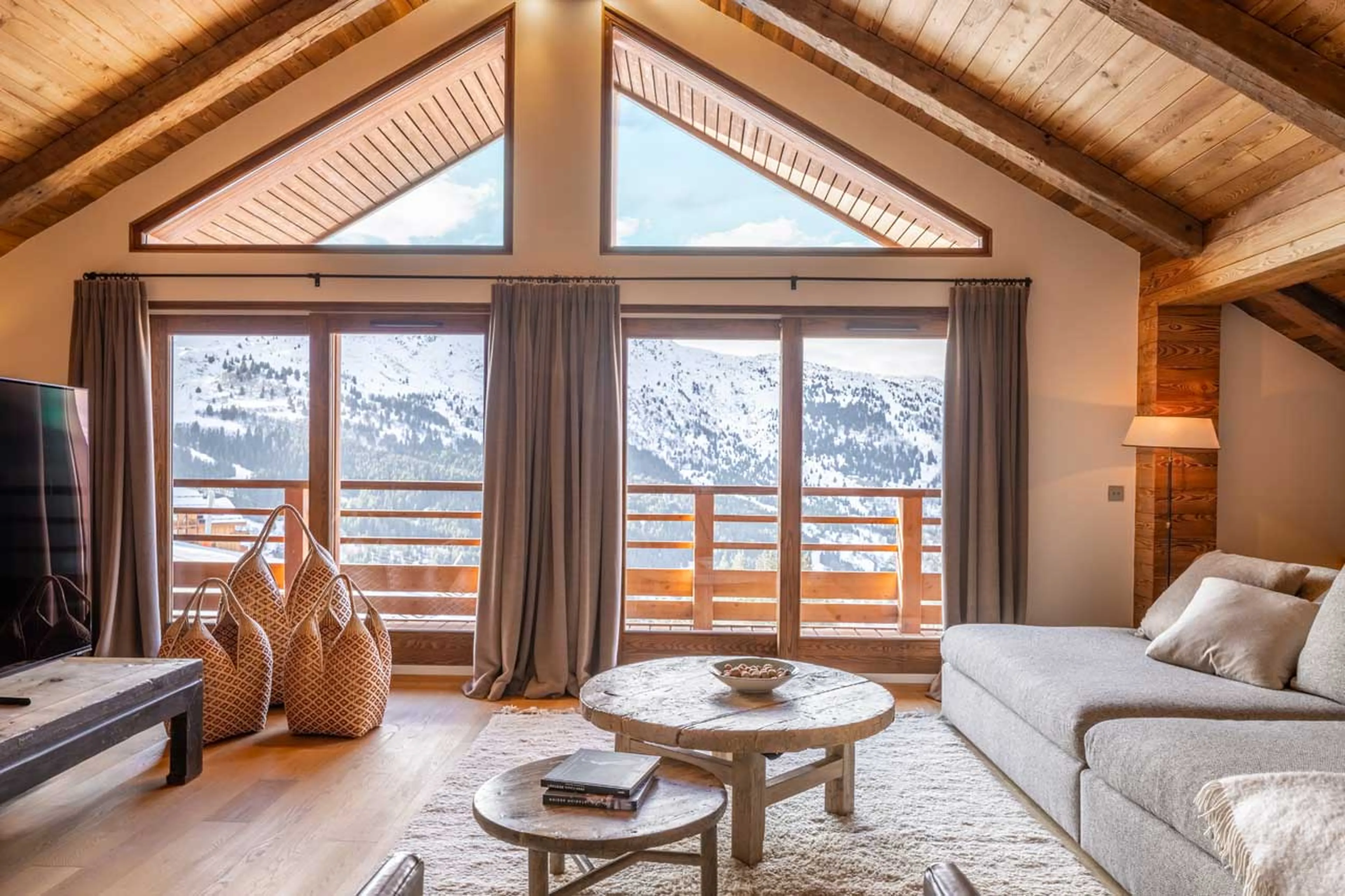 TV room with vaulted ceilings at Apartment Nanuq in Meribel