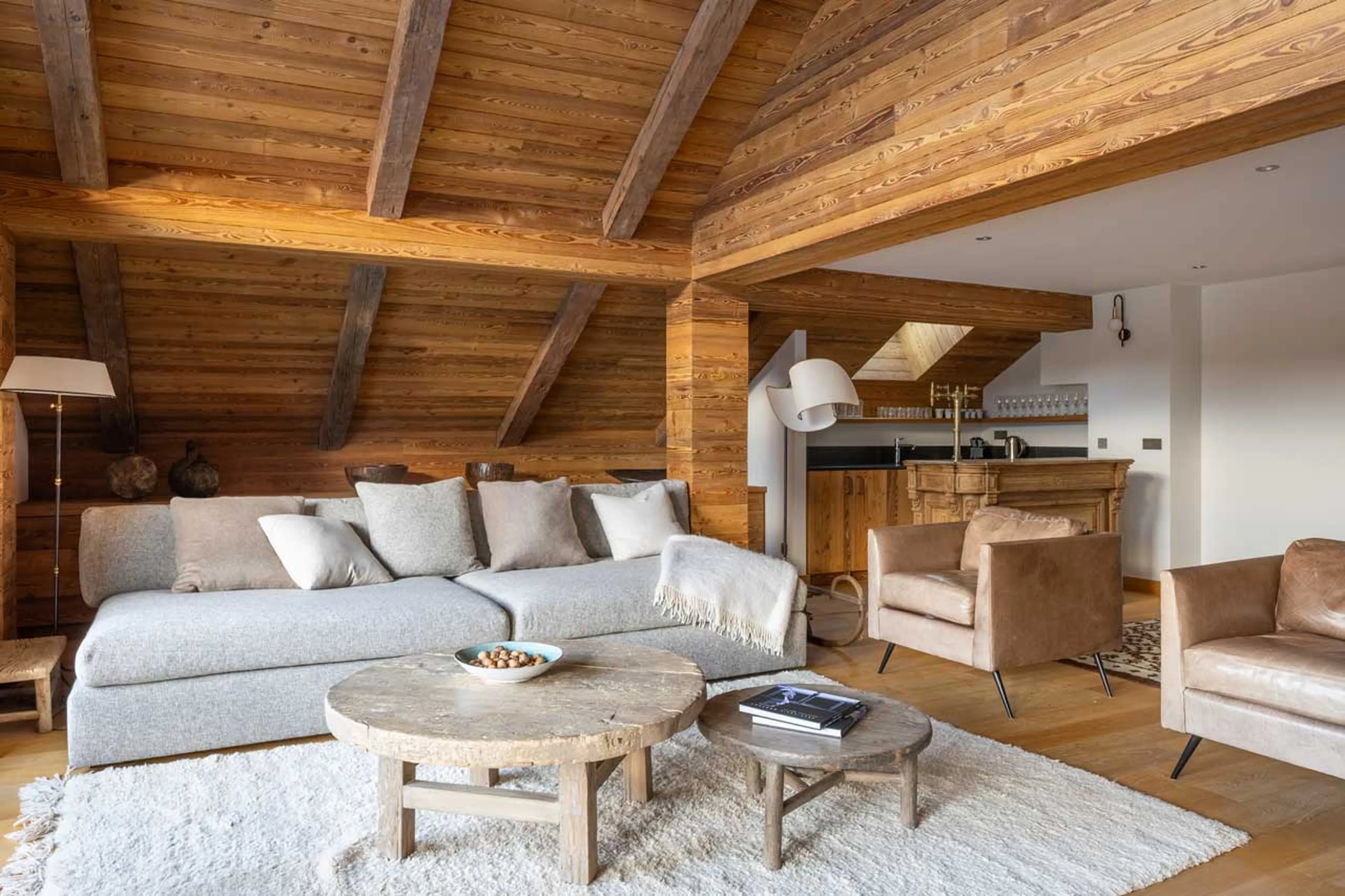 Sofa and bar at Apartment Nanuq in Meribel