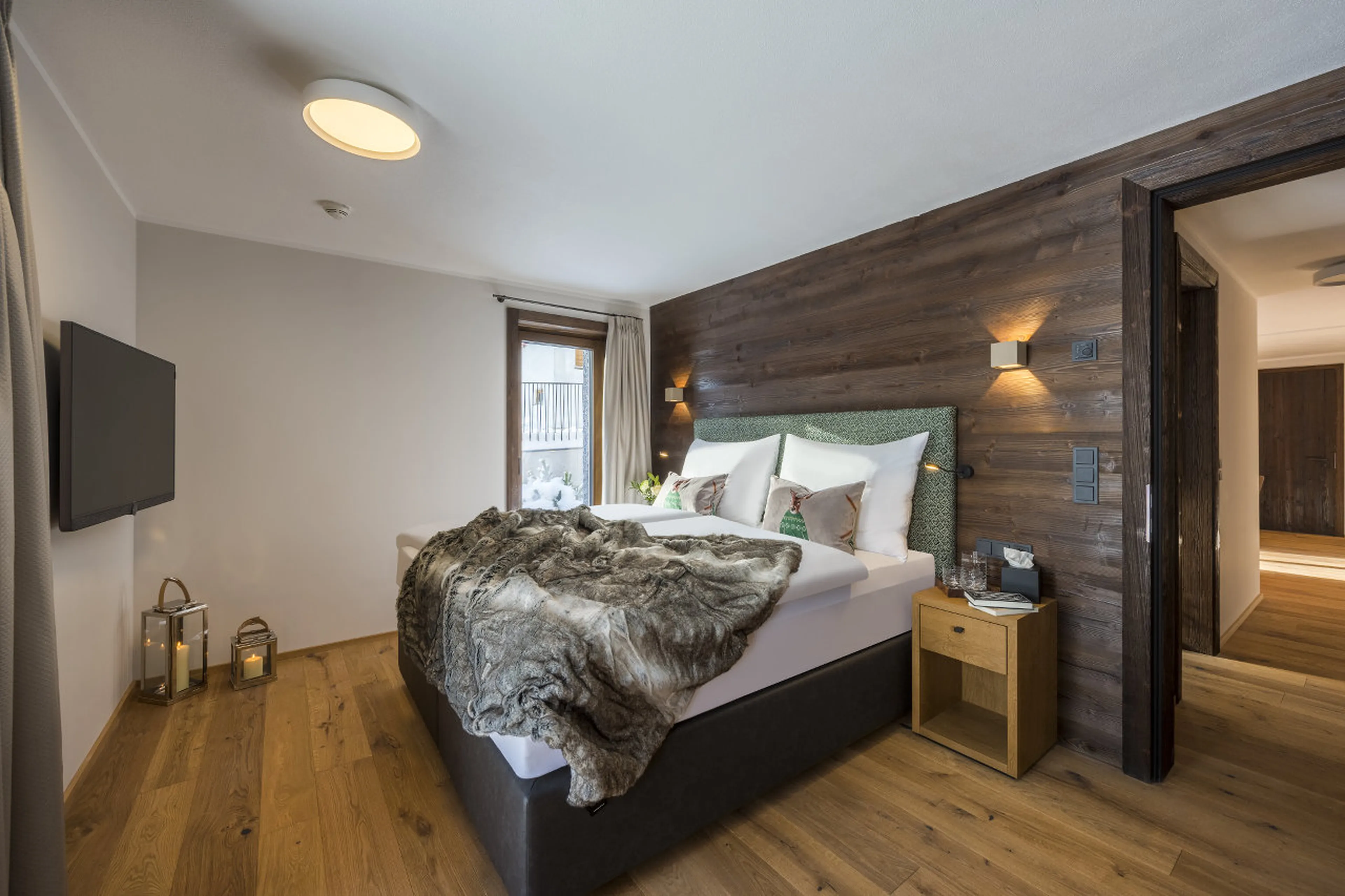 Master bedroom with TV and safe in Nidus Apartment 1 in Lech