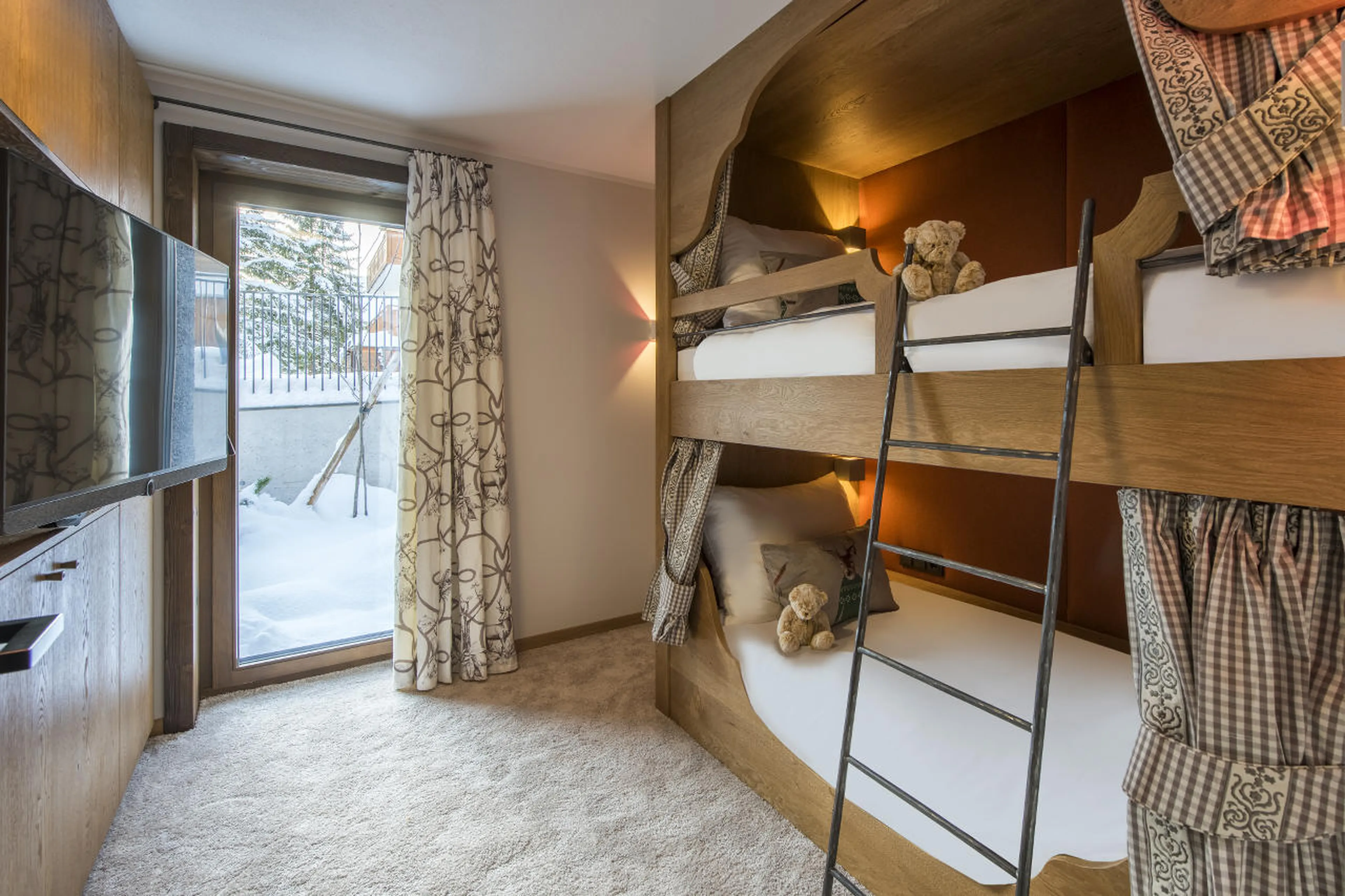 Bunk bedroom with terrace access in Nidus Apartment 1 in Lech