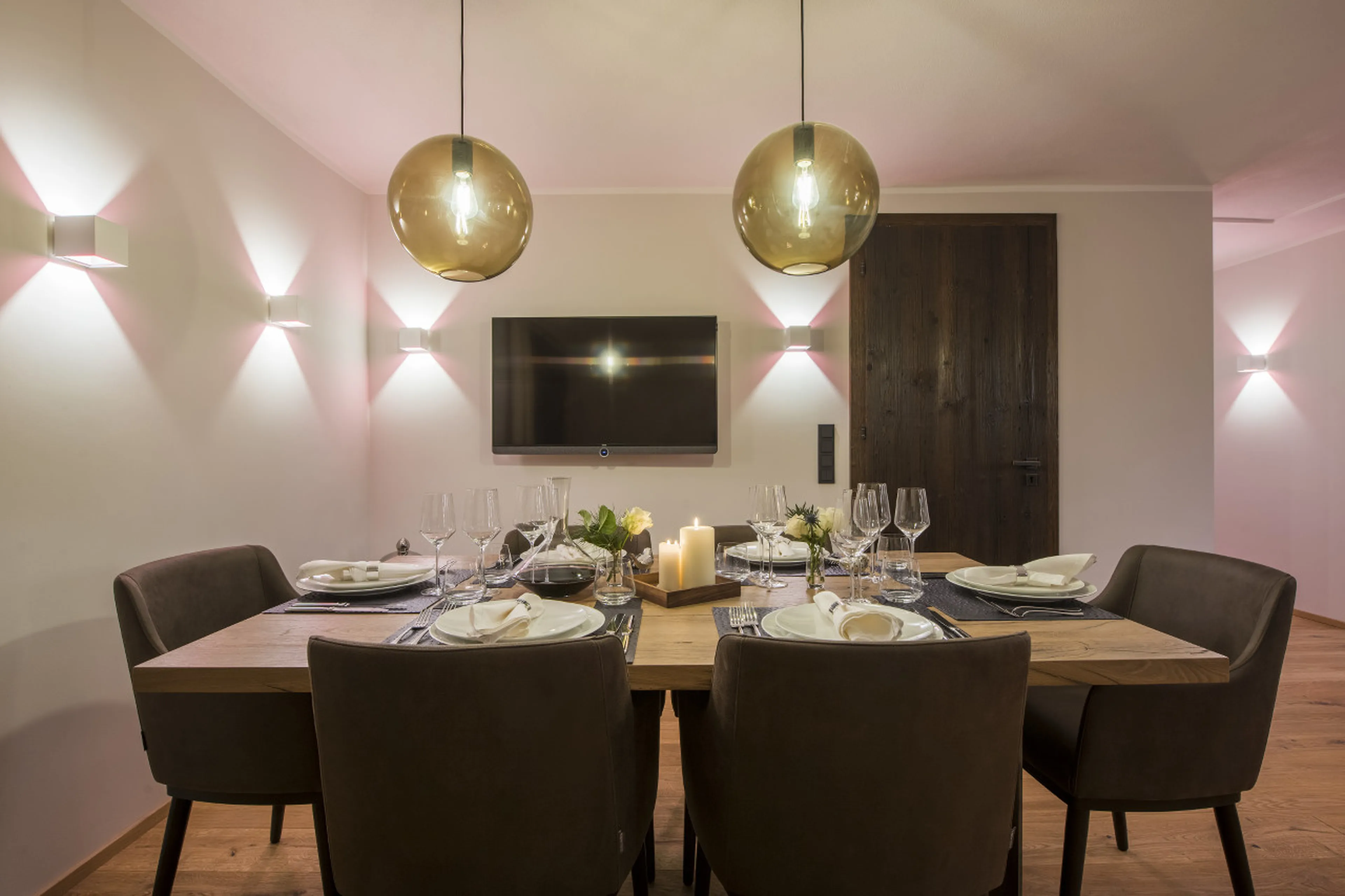 Six guests can be seated at the dining table in Nidus Apartment 1 in Lech
