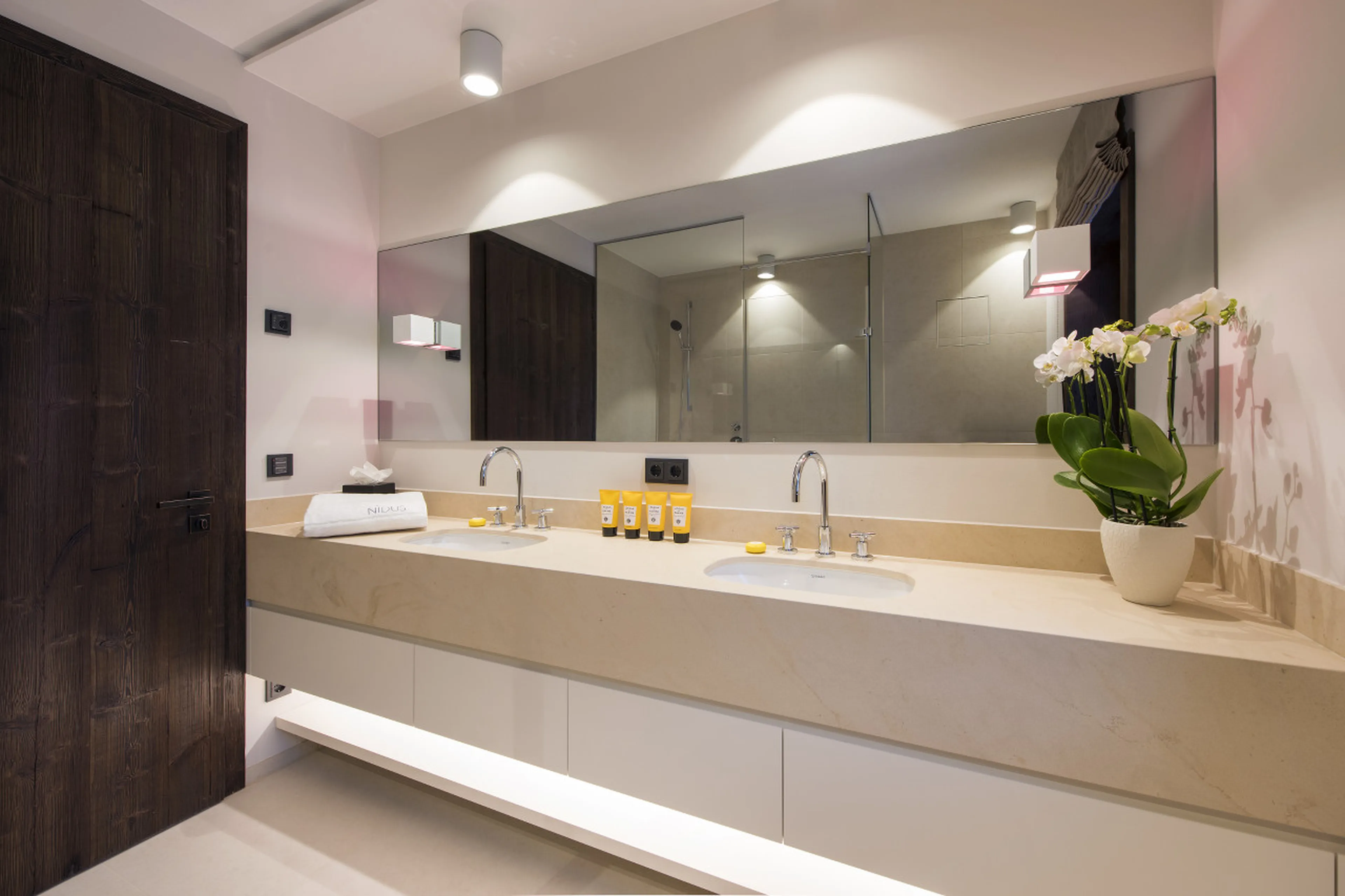 Shared shower room of bedroom 3 and 4 in Nidus Apartment 2 in Lech