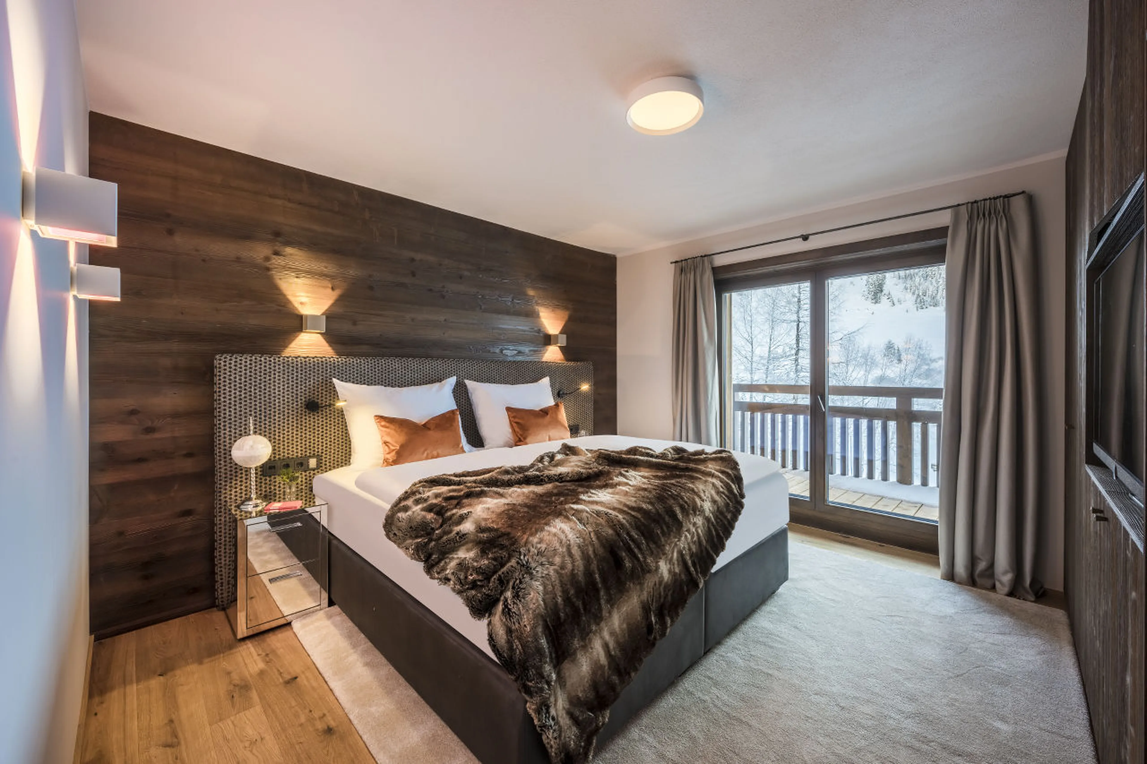 Twin/double bedroom with en-suite shower room and terrace access in Nidus Apartment 2 in Lech