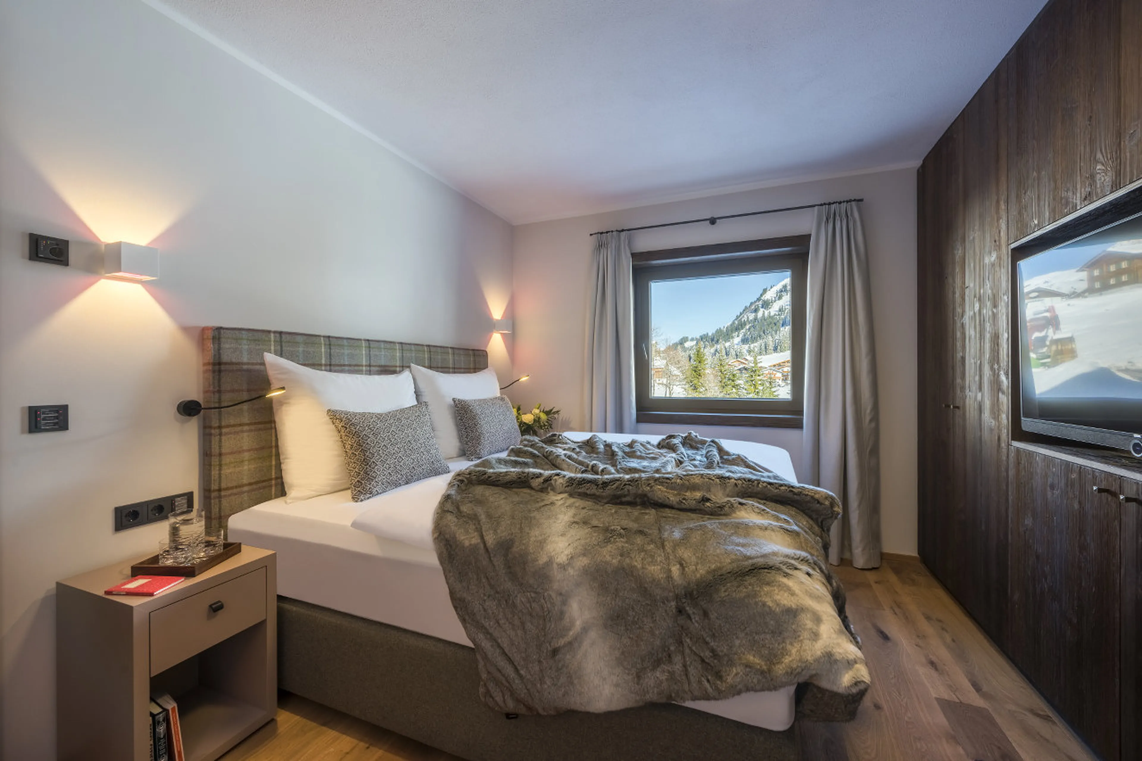 Twin/double bedroom with safe and TV in Nidus Apartment 2 in Lech