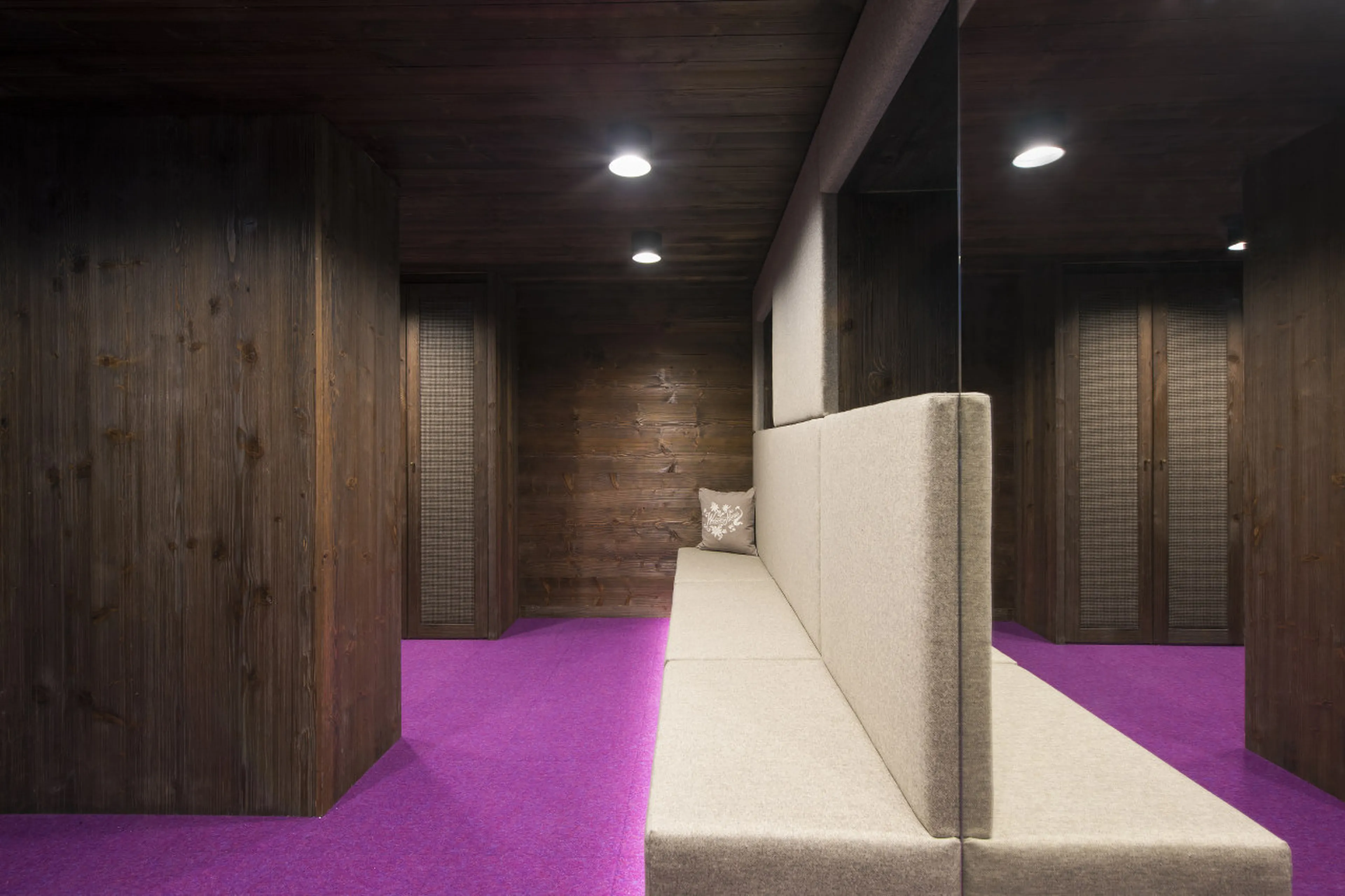 Shared ski room with boot heaters in Nidus residence in Lech