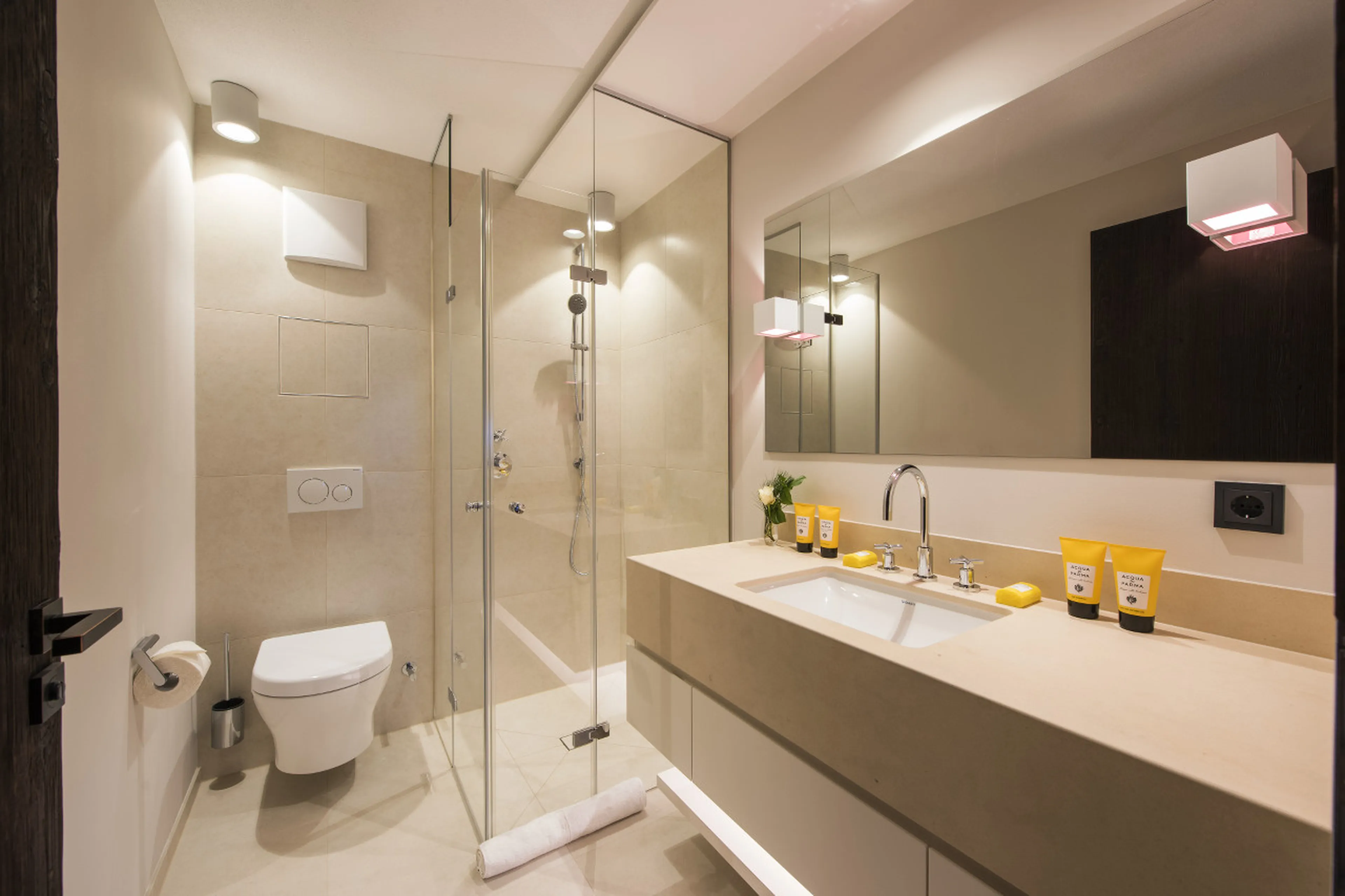 Shared shower room for bedroom 4 and 5 in Nidus Apartment 3 in Lech