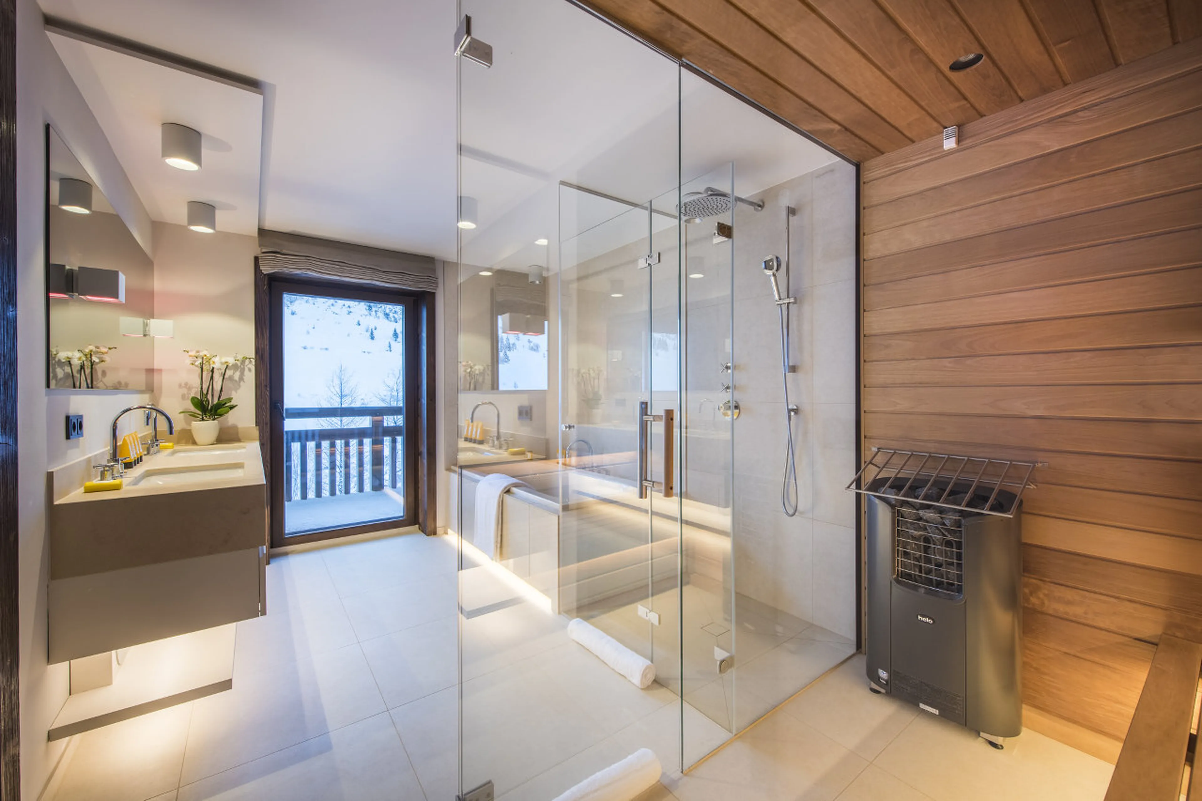 En-suite bathroom with separate sauna in Nidus Apartment 3 in Lech