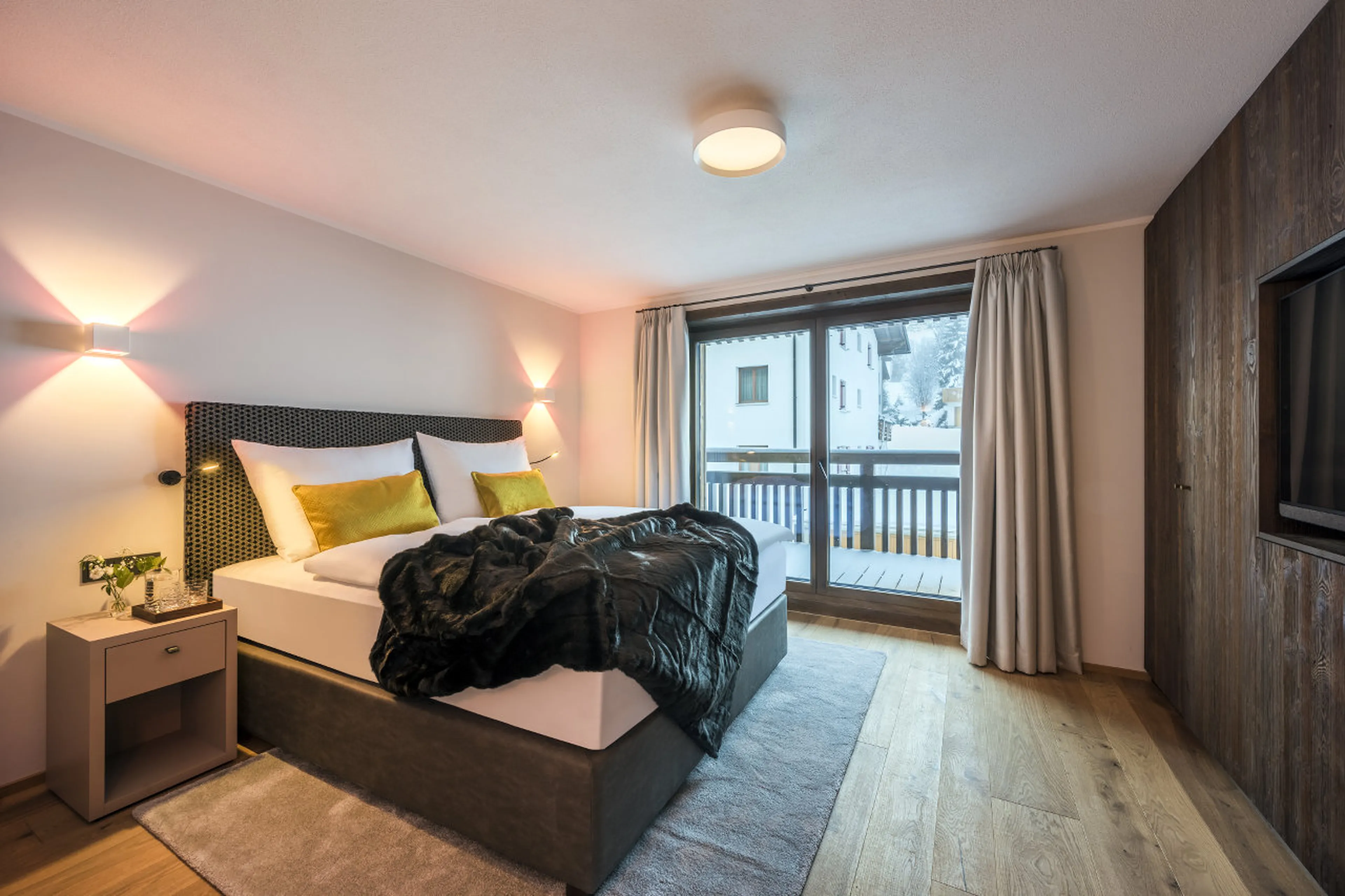 Twin/double bedroom with TV, safe and terrace access in Nidus Apartment 3 in Lech