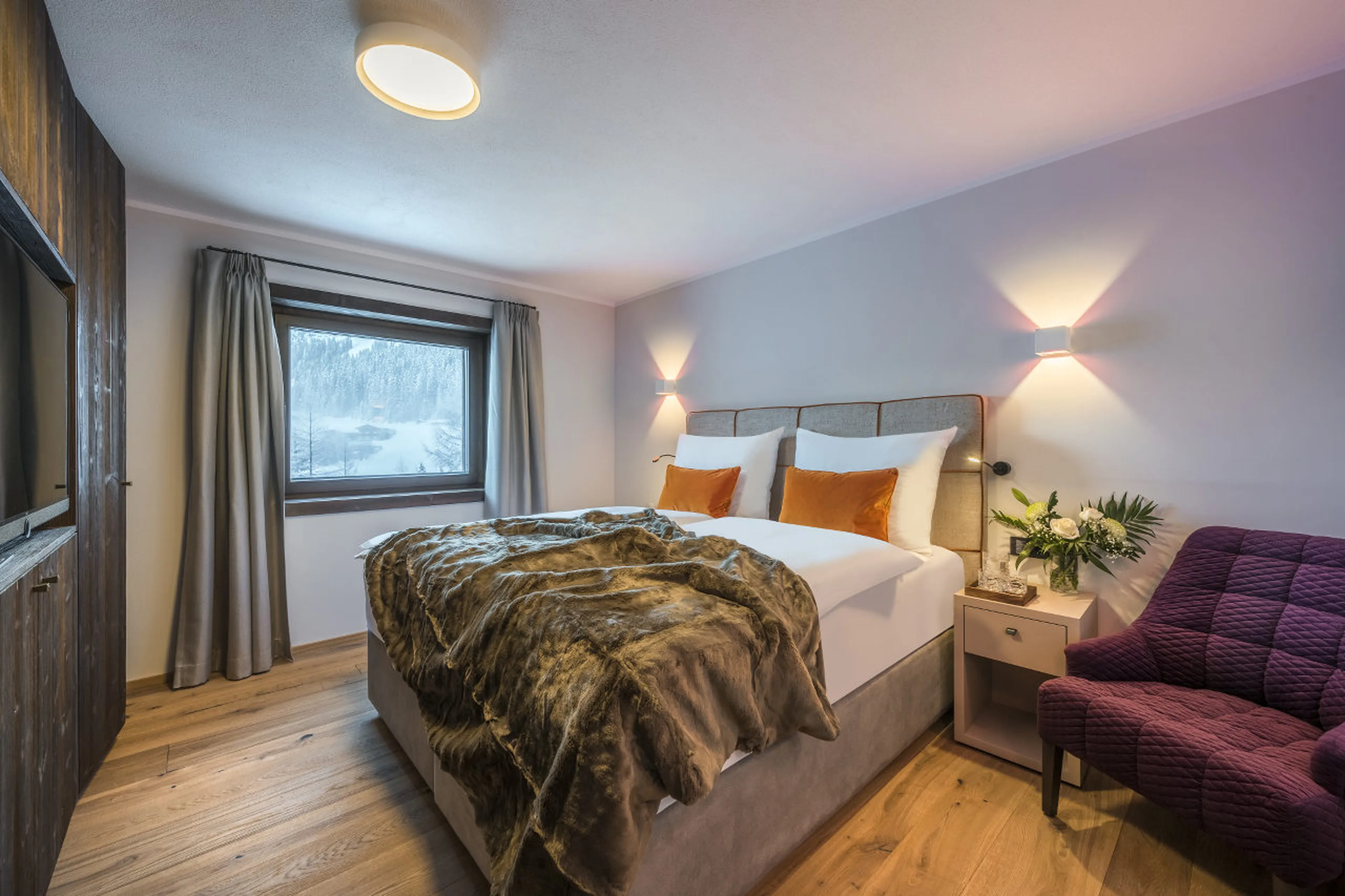 Twin/double bedroom with TV in Nidus Apartment 3 in Lech