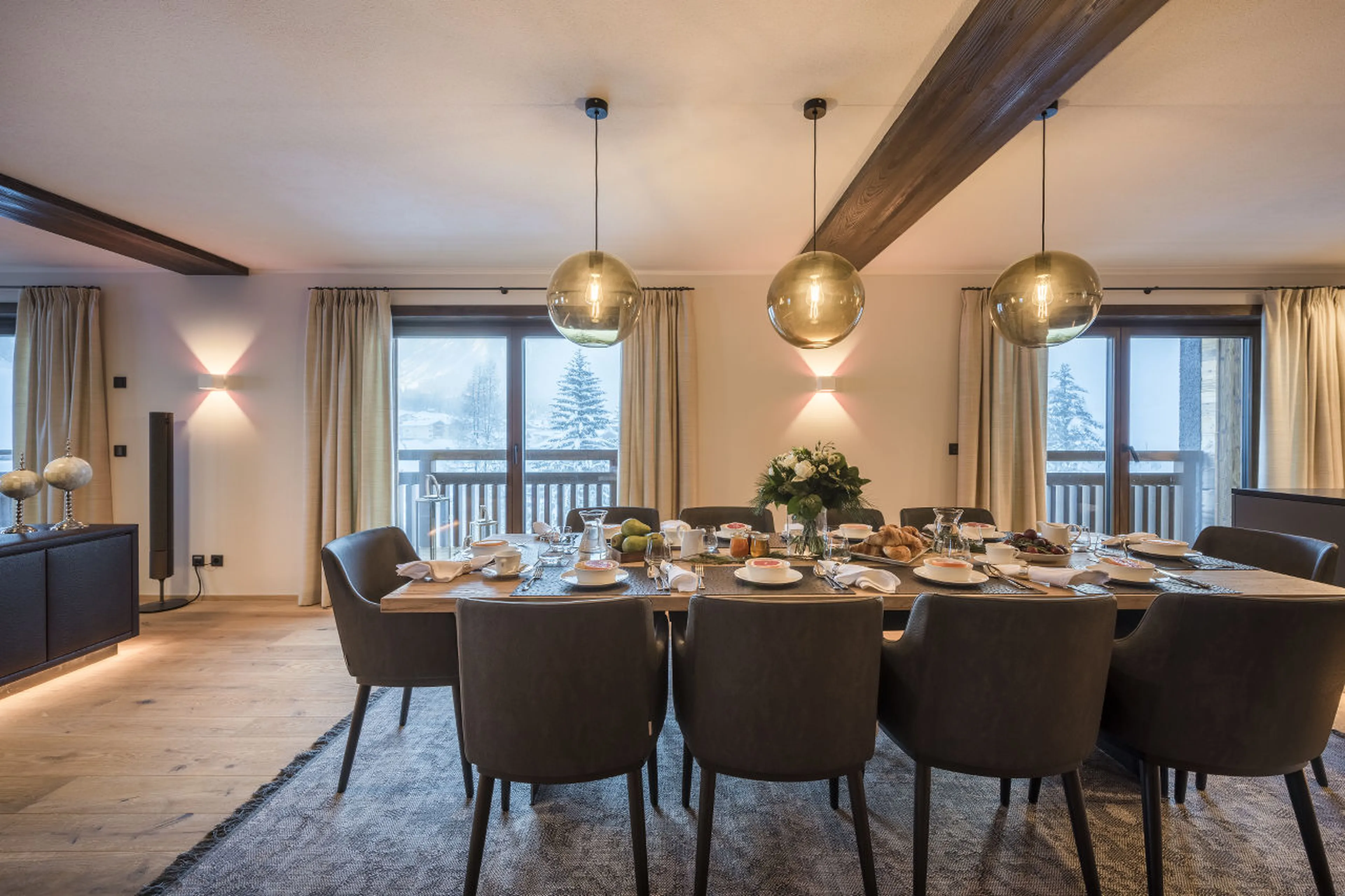 Ten guests can easily be seated at dining table in Nidus Apartment 3 in Lech