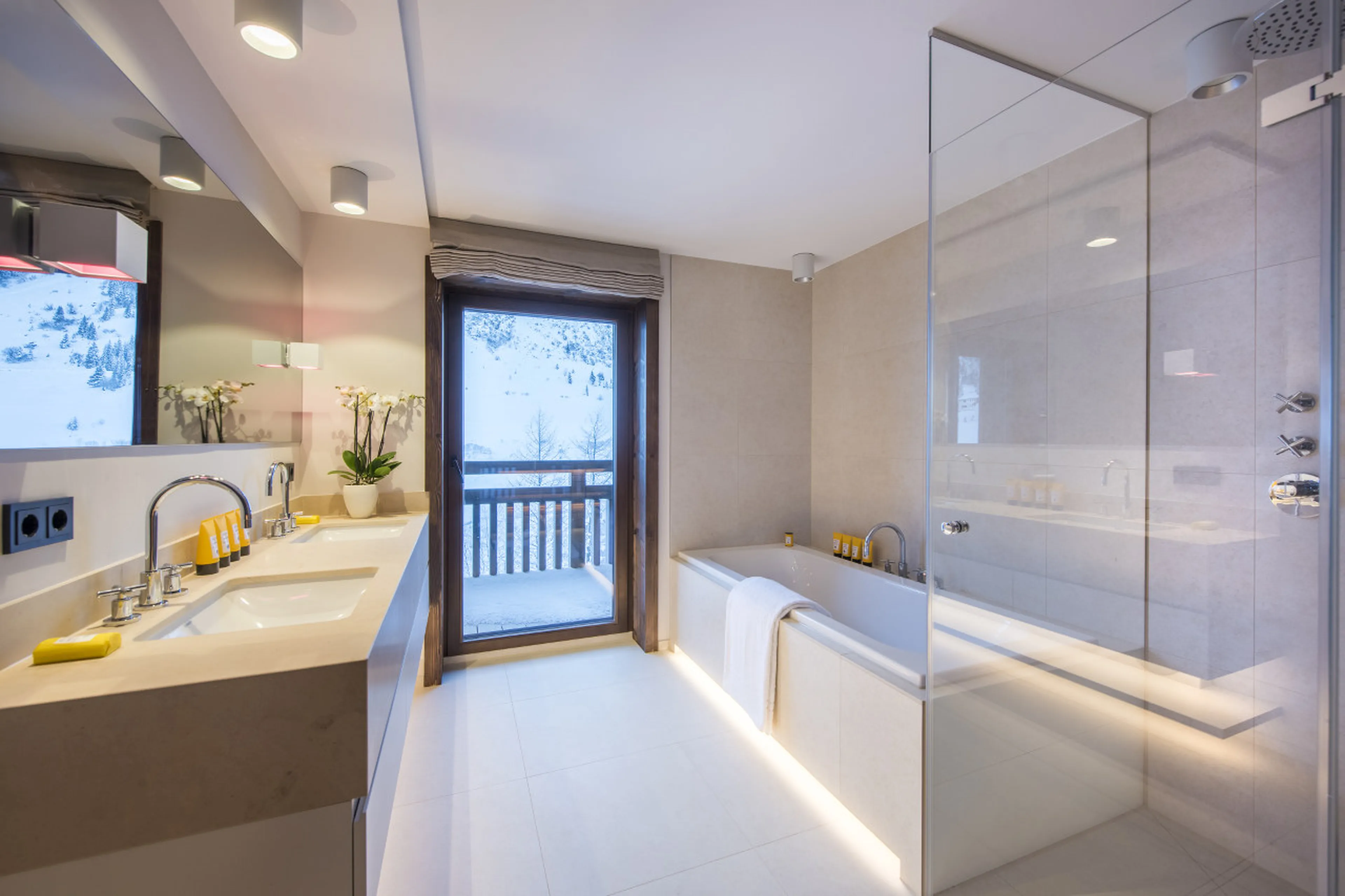 En-suite bathroom of Nidus Apartment 4 in Lech with separate shower