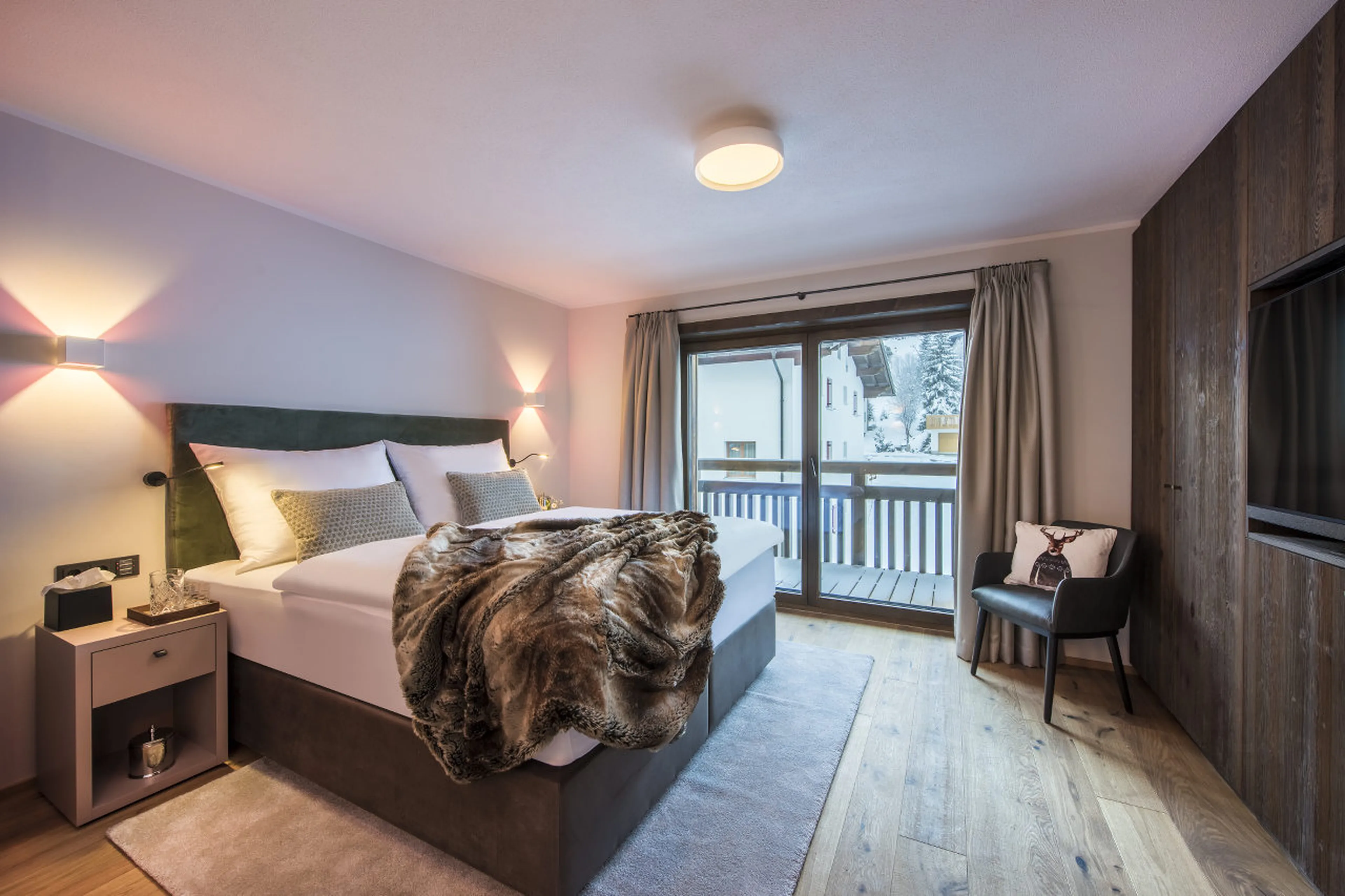 Twin/double bedroom with TV, safe and terrace access in Nidus Apartment 4 in Lech