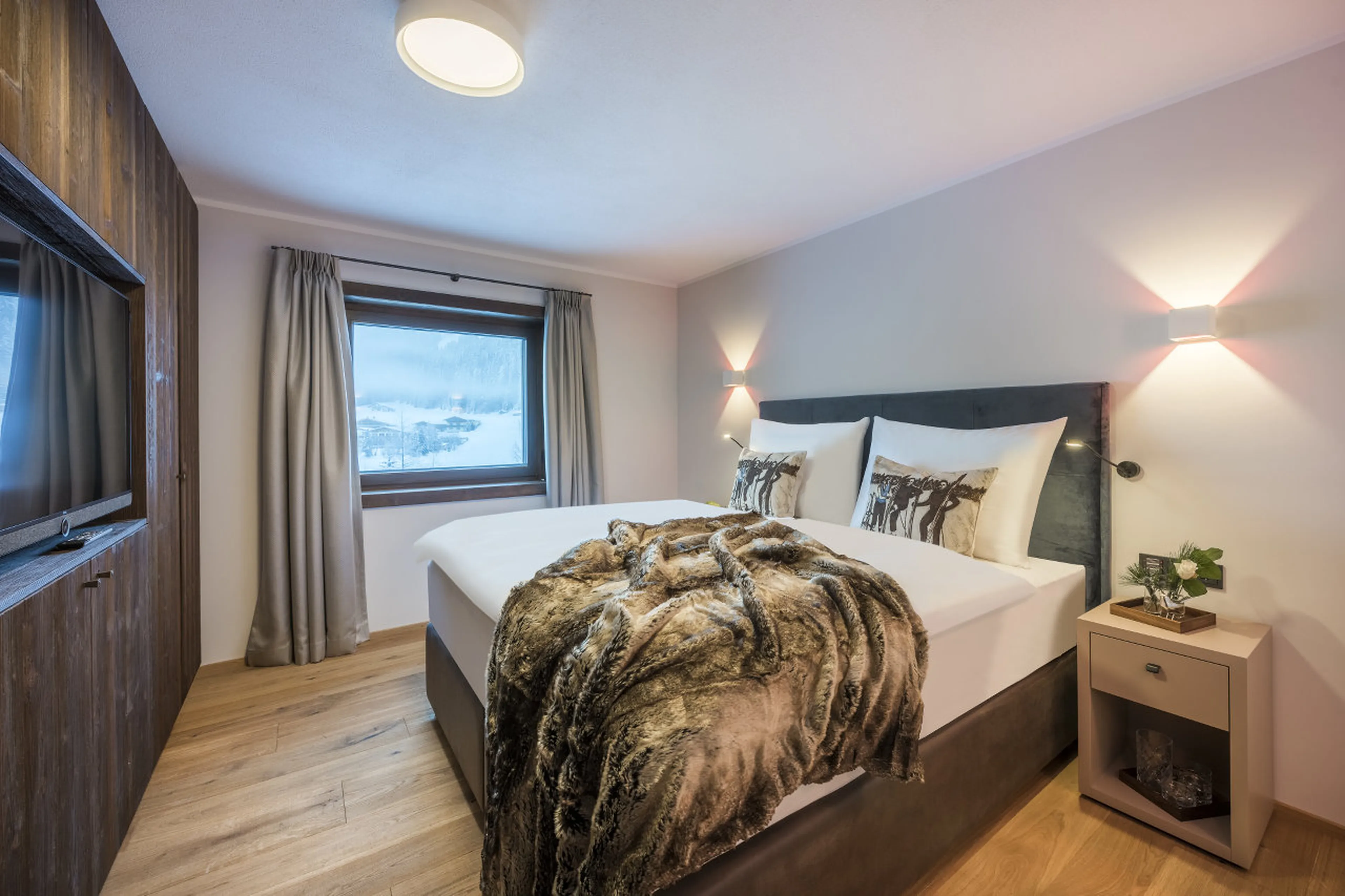 Double/twin bedroom with TV and safe in Nidus Apartment 4 in Lech