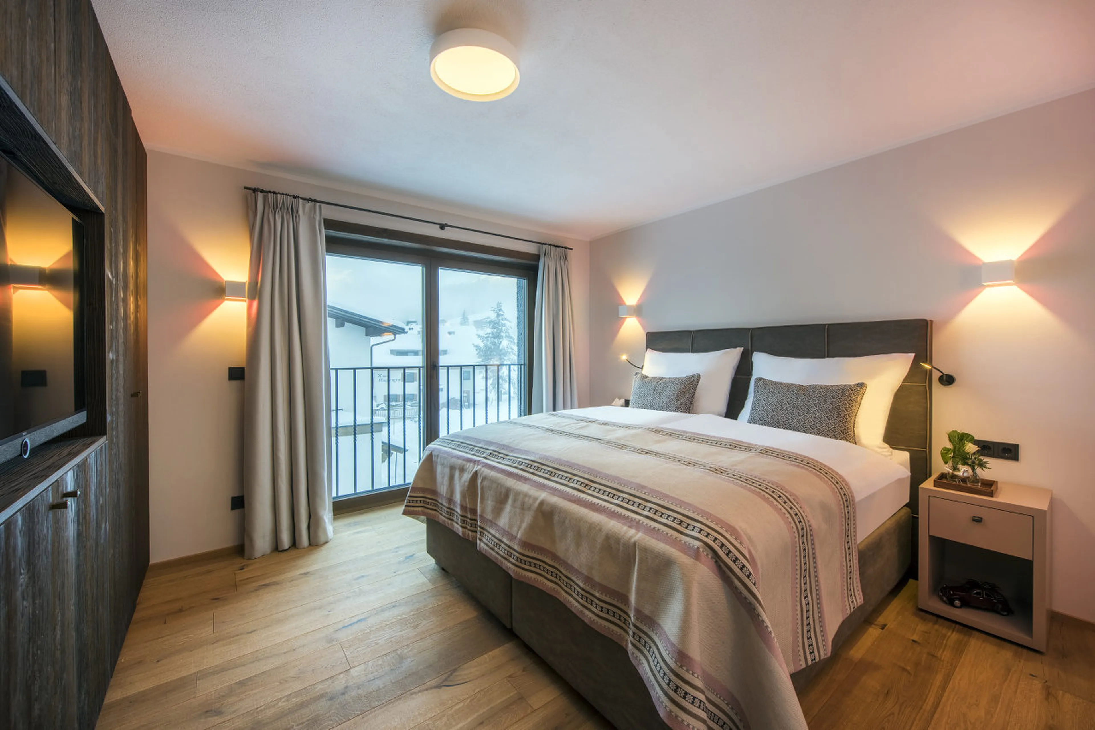 Double bedroom with TV and safe in Nidus Apartment 4 in Lech