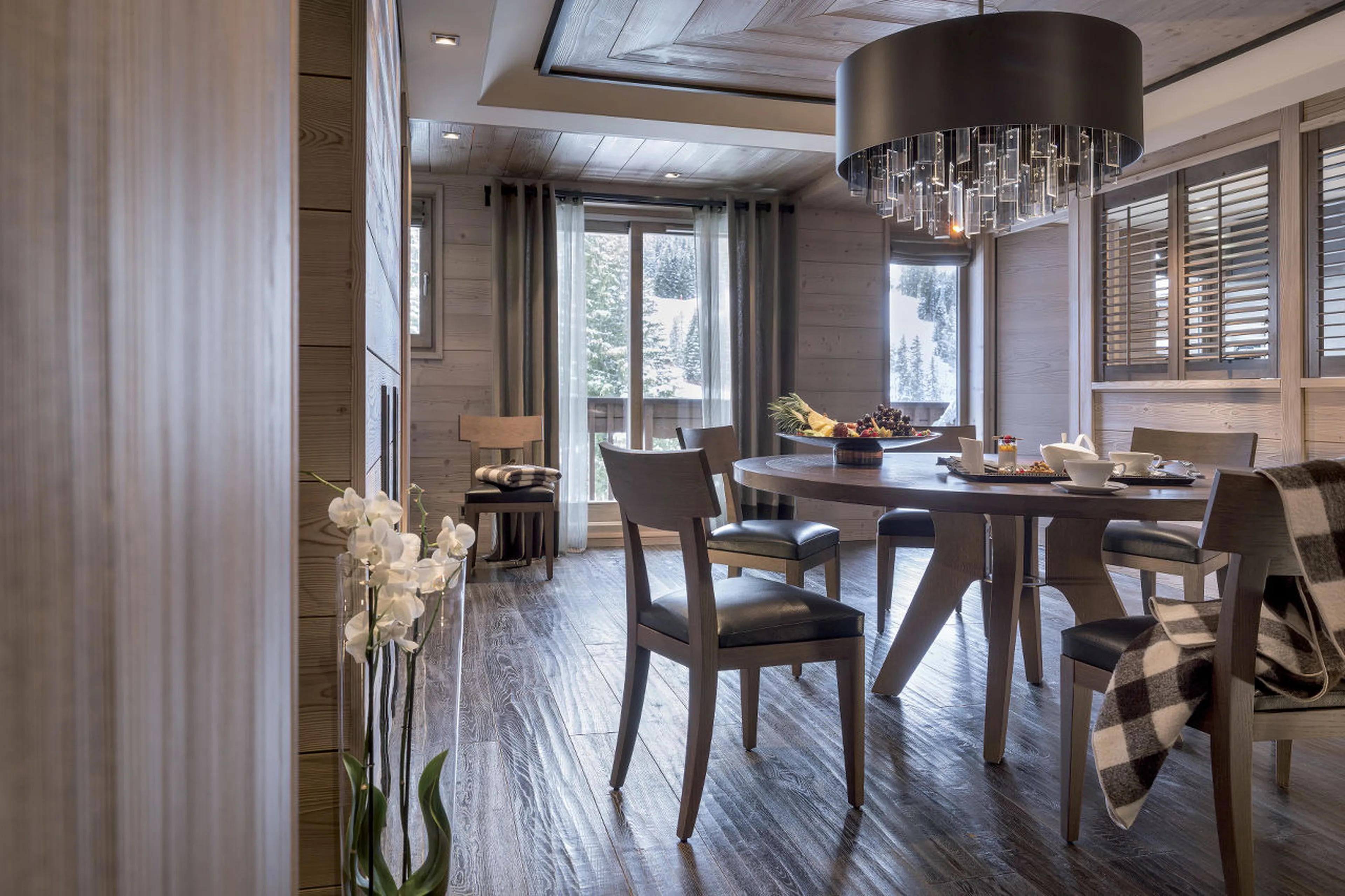 Stunning modern chandelier in dining room In Apartment Onyx in Courchevel 1850