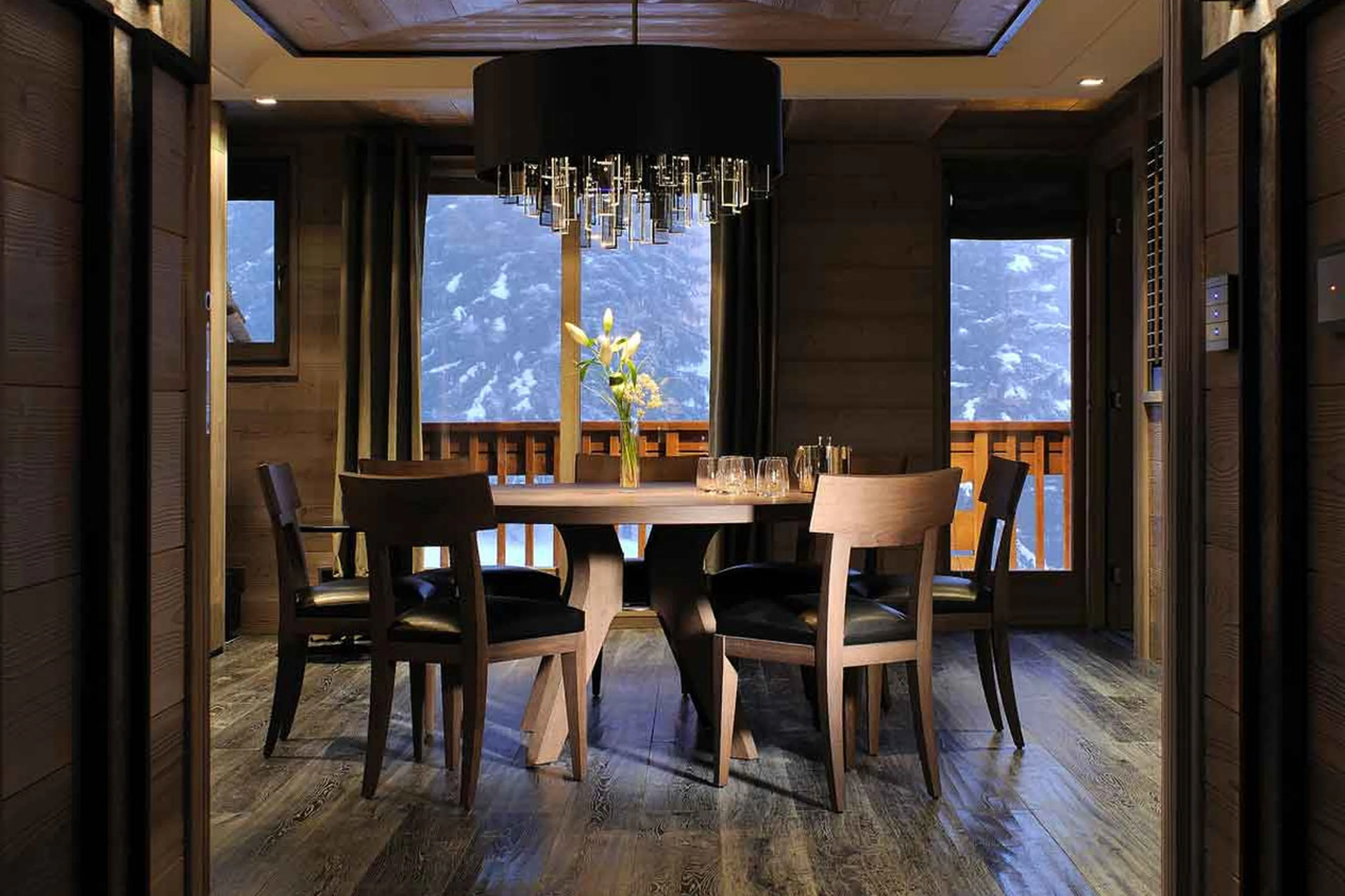 South-facing dining room with balcony in Apartment Onyx in Courchevel 1850