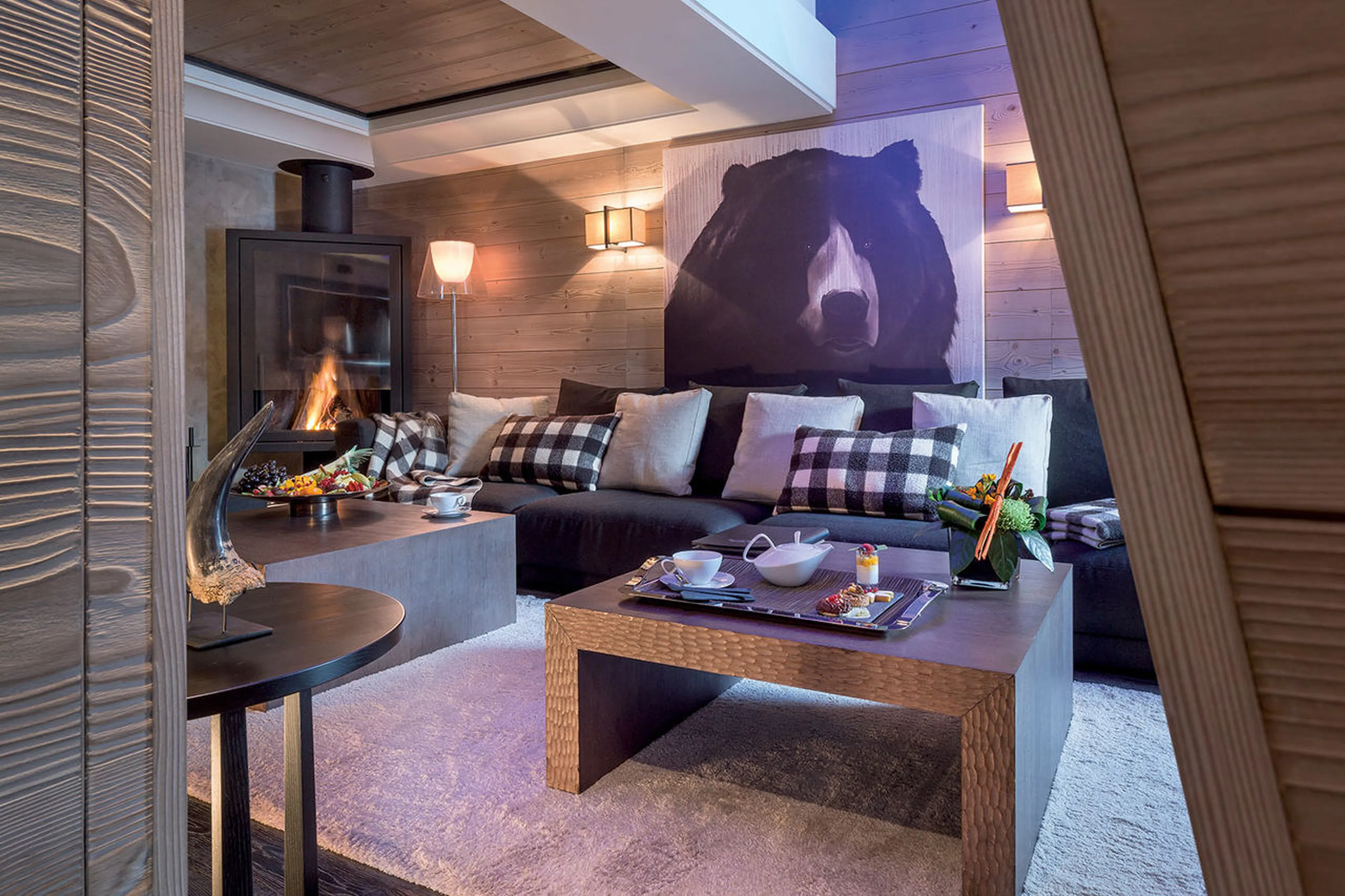 Open plan south-facing living room with fireplace in Apartment Onyx in Courchevel 1850
