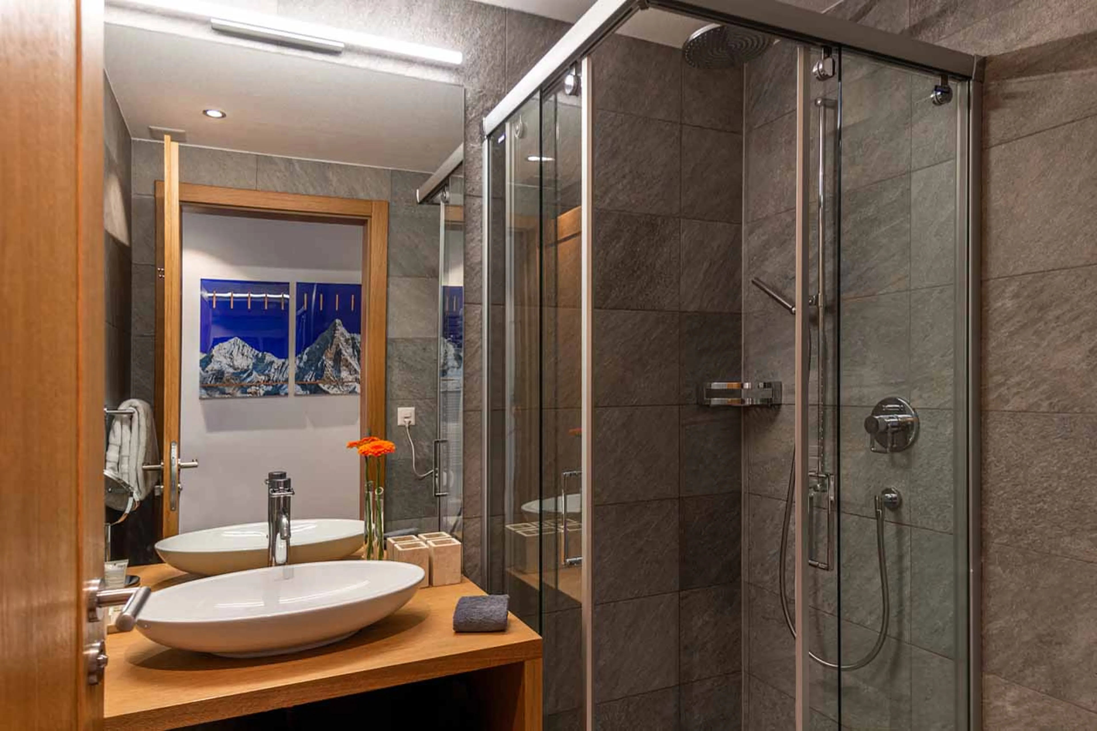 Shared shower room at Apartment Petit in Zermatt